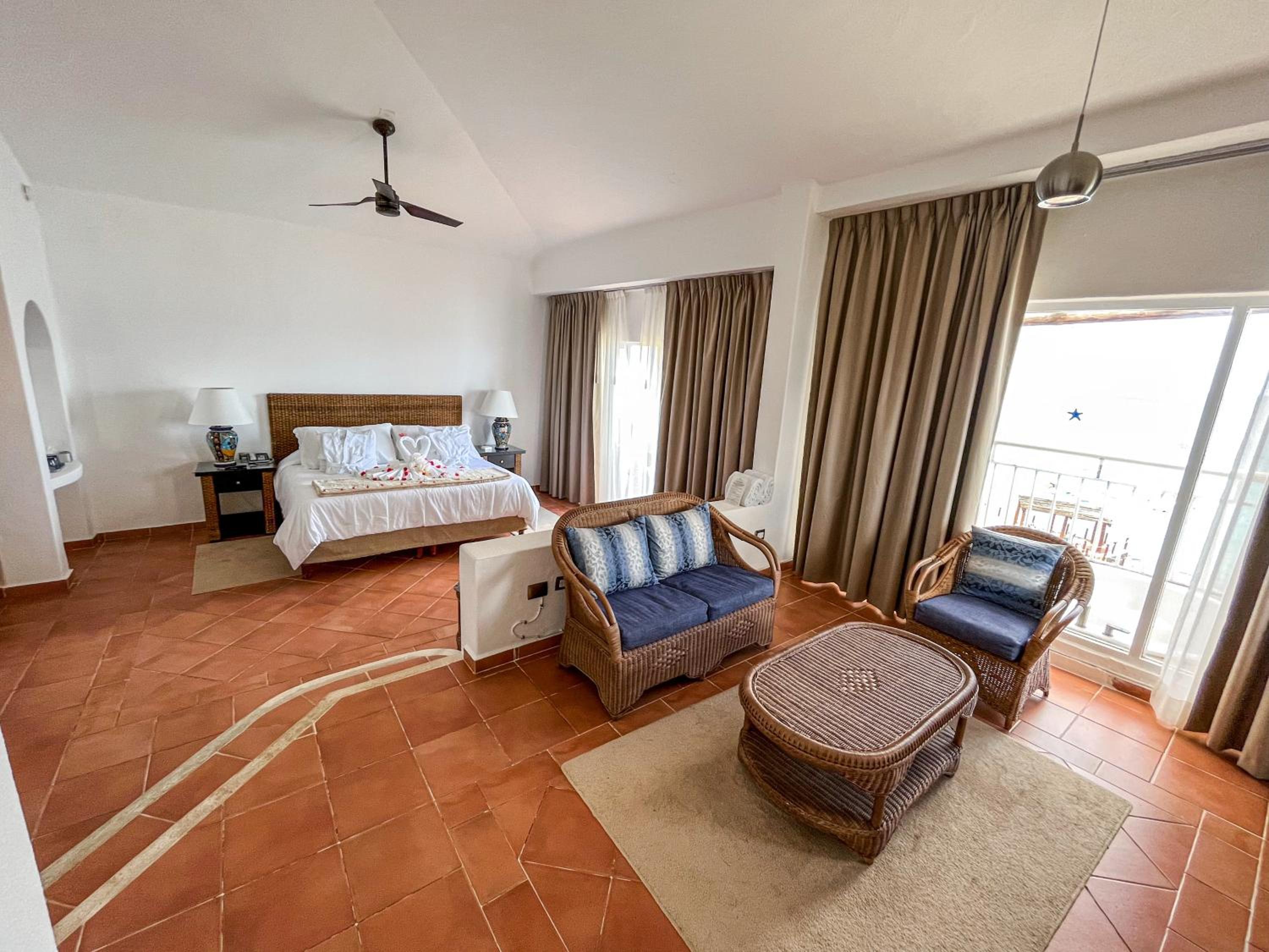 Deluxe Suite with Sea View thumbnail 5