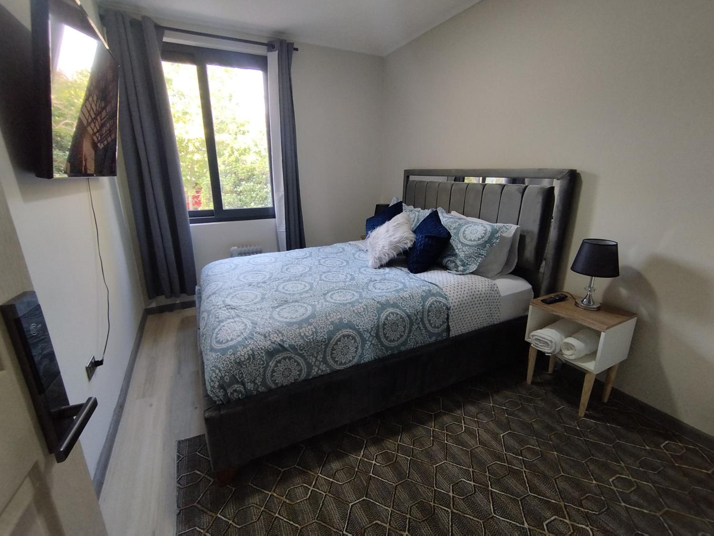 Queen Room with Shared Bathroom photo 3
