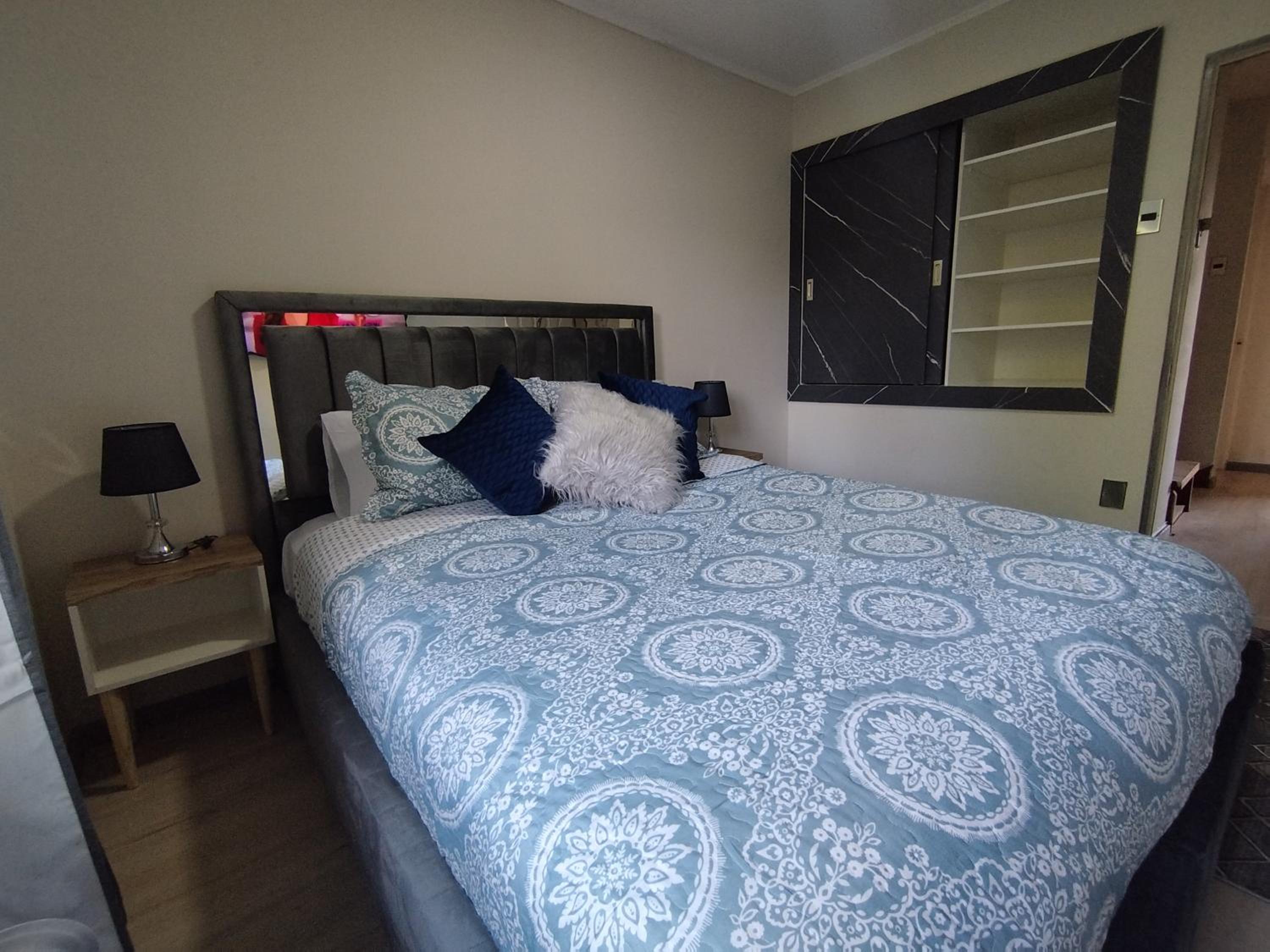 Queen Room with Shared Bathroom photo 2