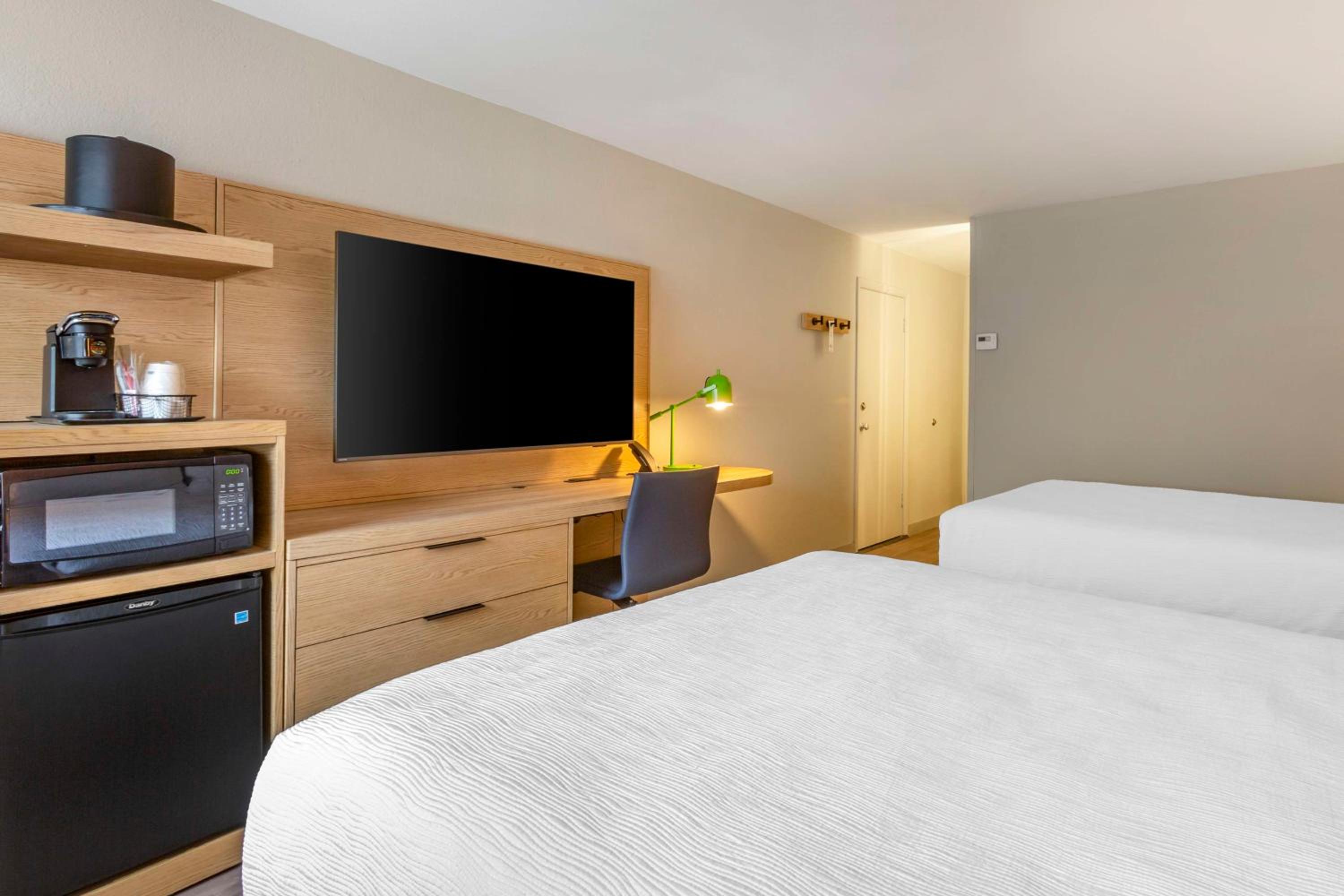Queen Room with Two Queen Beds - Non-Smoking - Photo 1