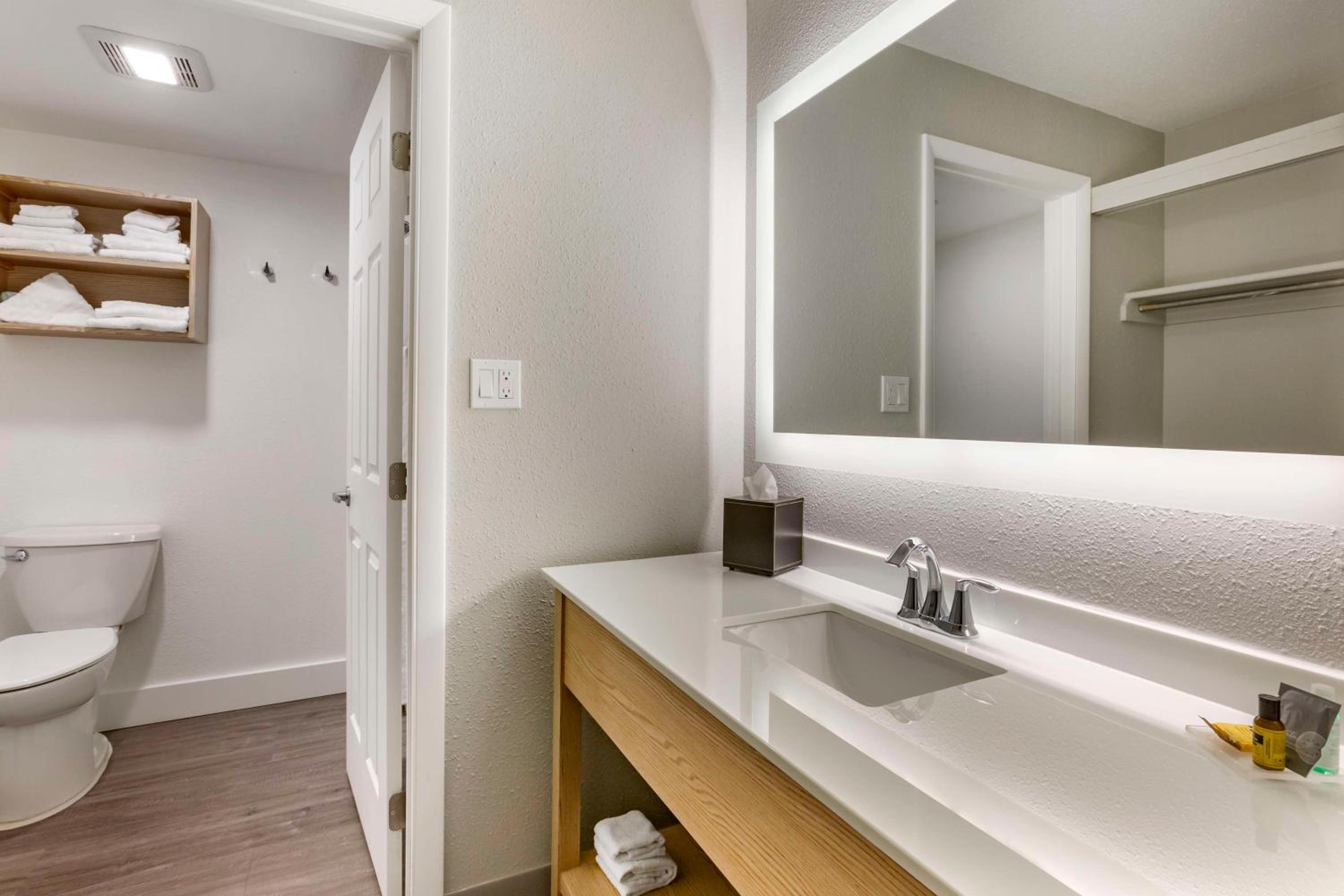 King Suite with Spa Bath photo 3