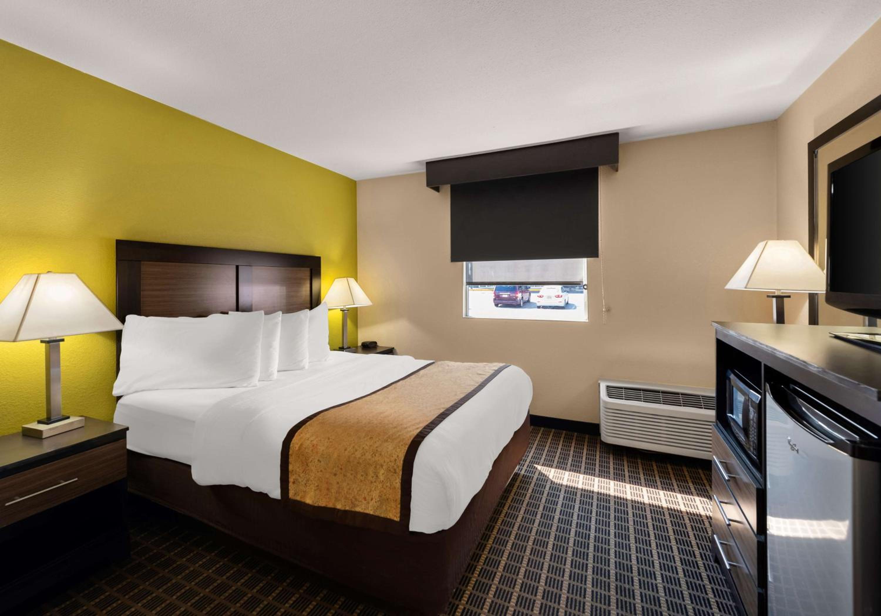 Queen Room with Roll-in Shower - Non-Smoking/Mobility Access