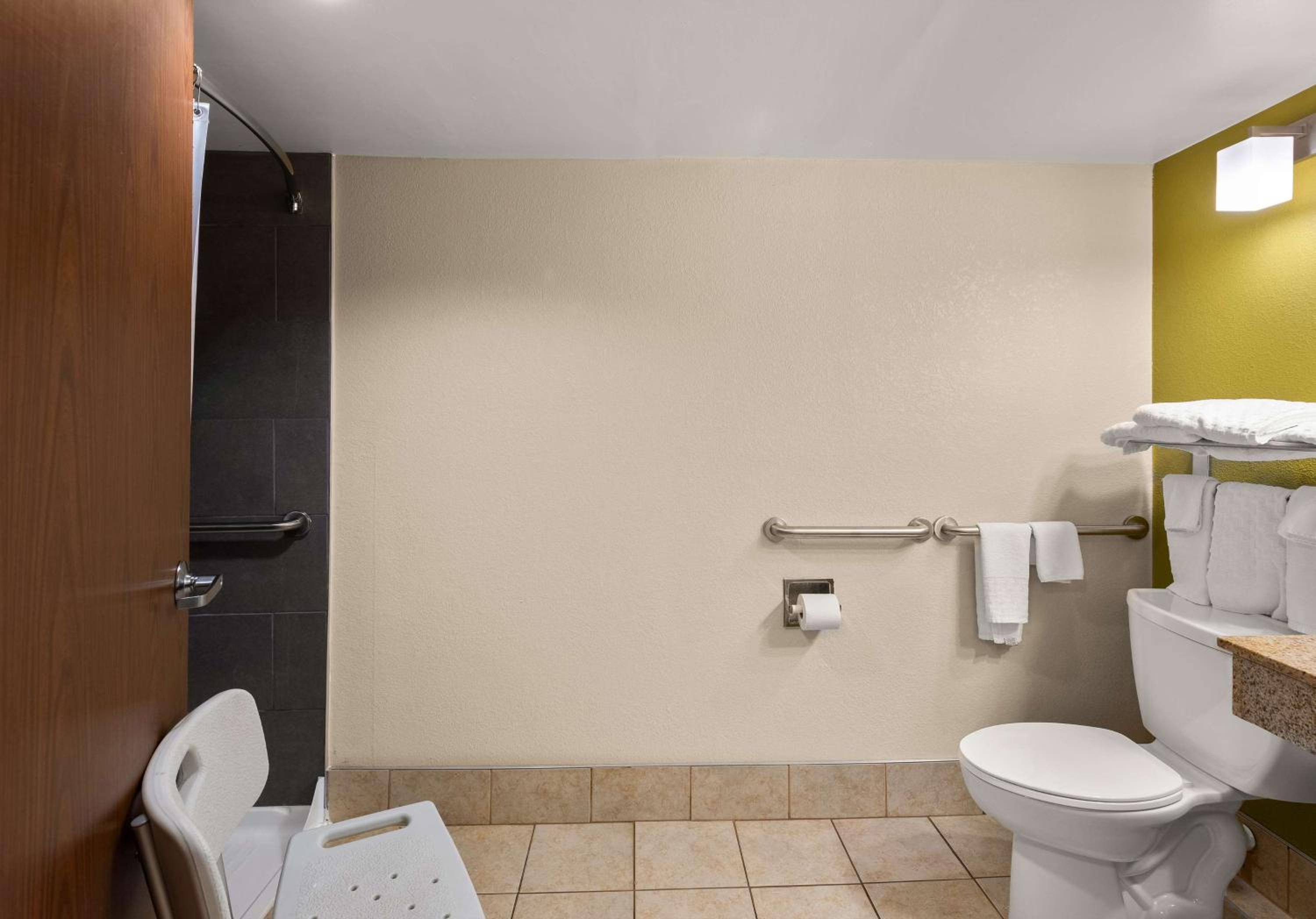 Queen Room with Roll-in Shower - Non-Smoking/Mobility Access photo 2