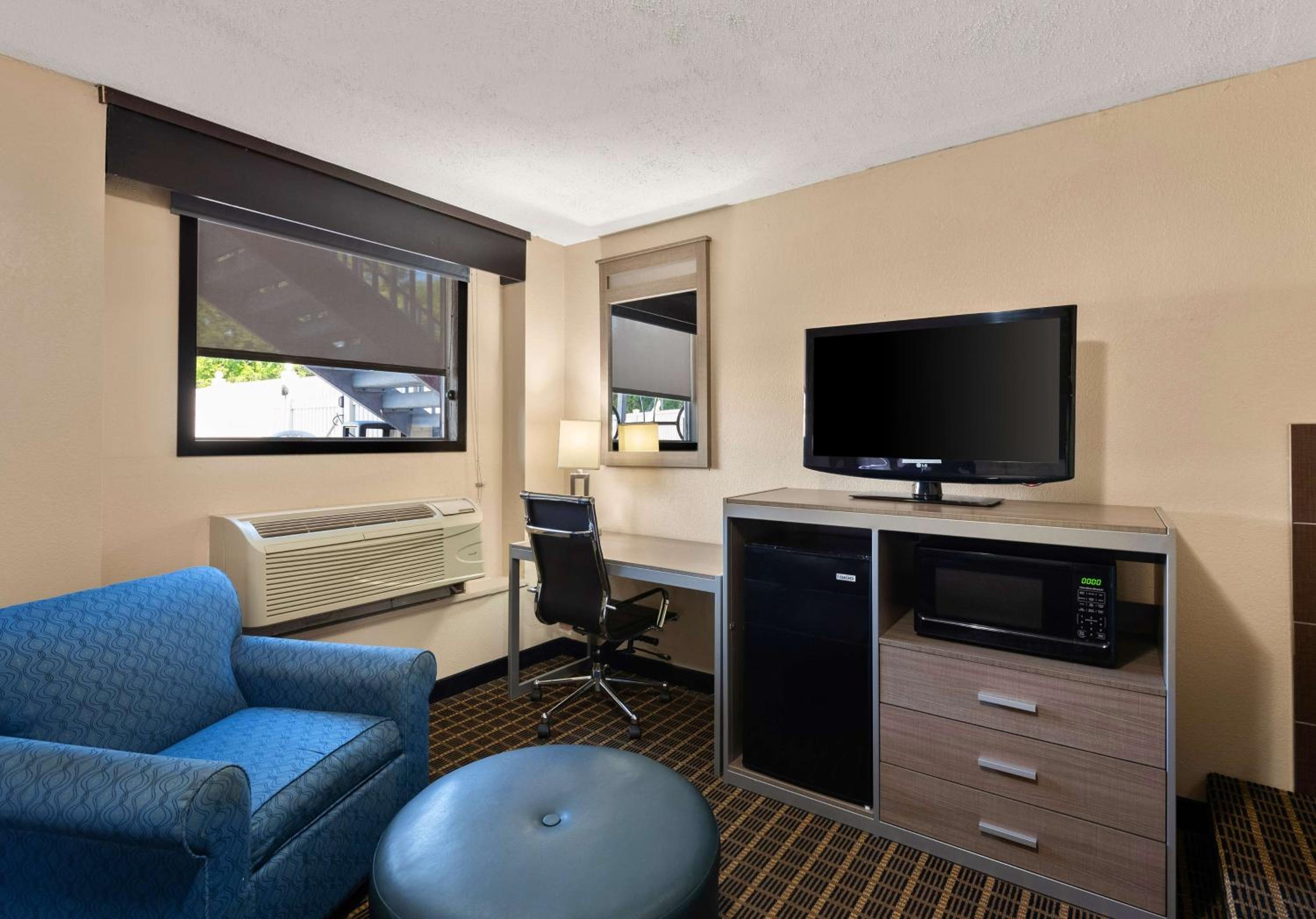 Queen Suite with Two Queen Beds - Non-Smoking