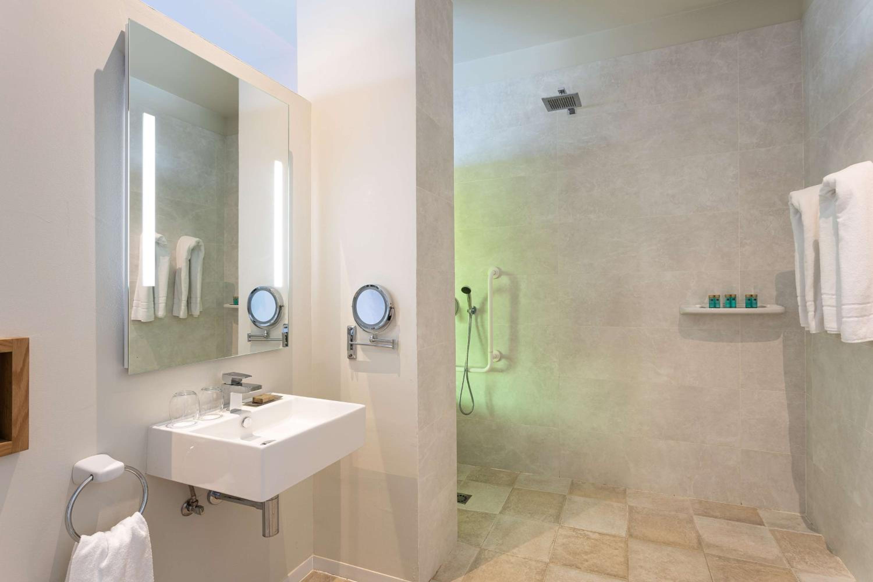 Twin Room - Mobility Access - Photo 7