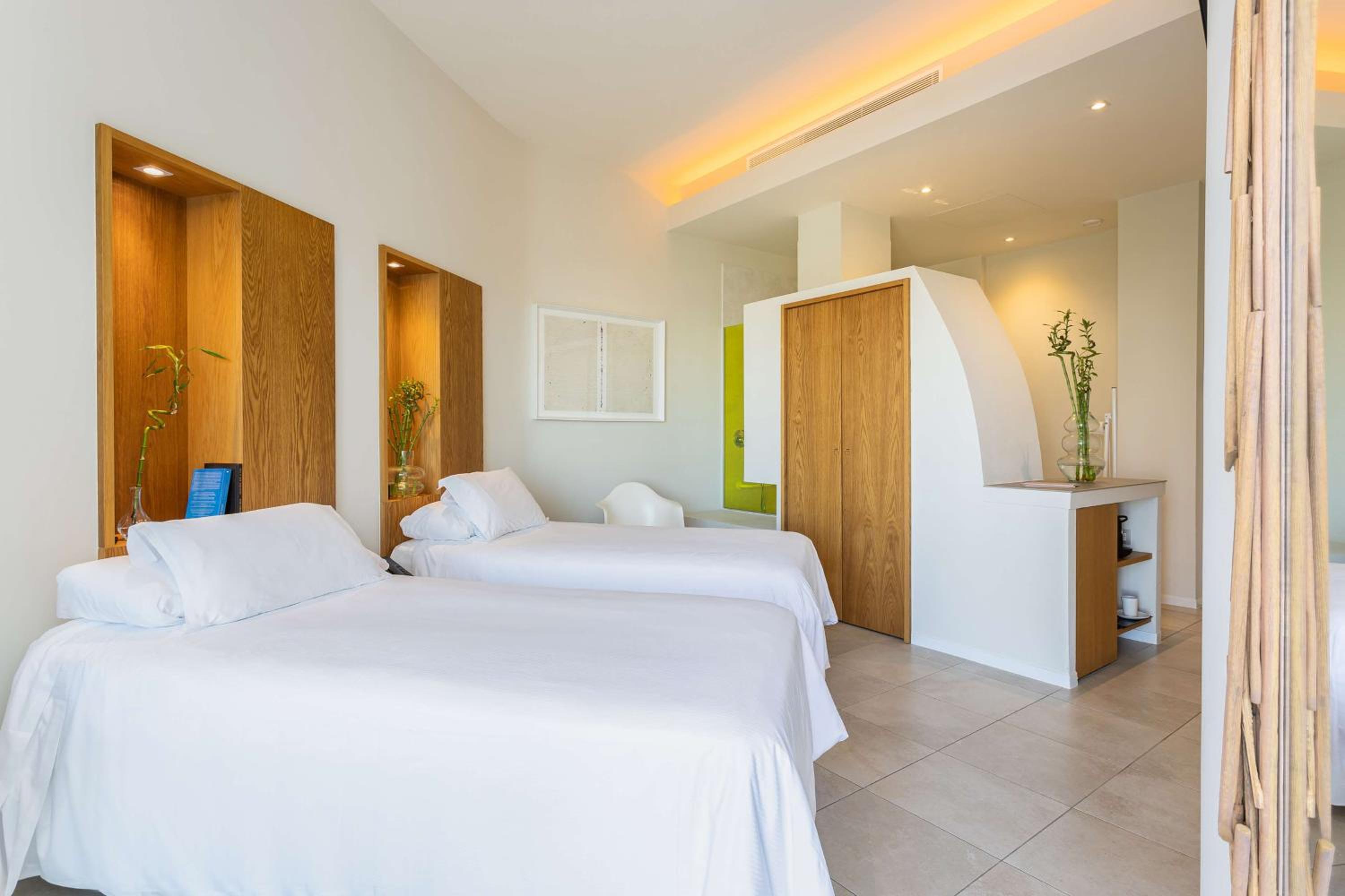 Twin Room - Photo 1