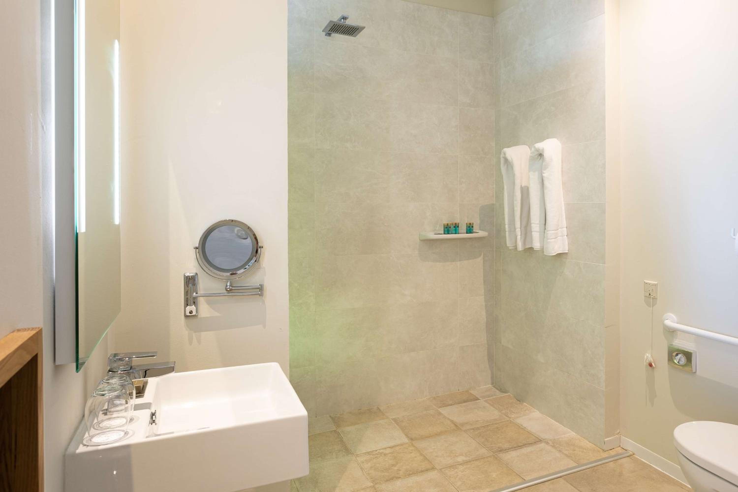 Twin Room - Mobility Access - Photo 9