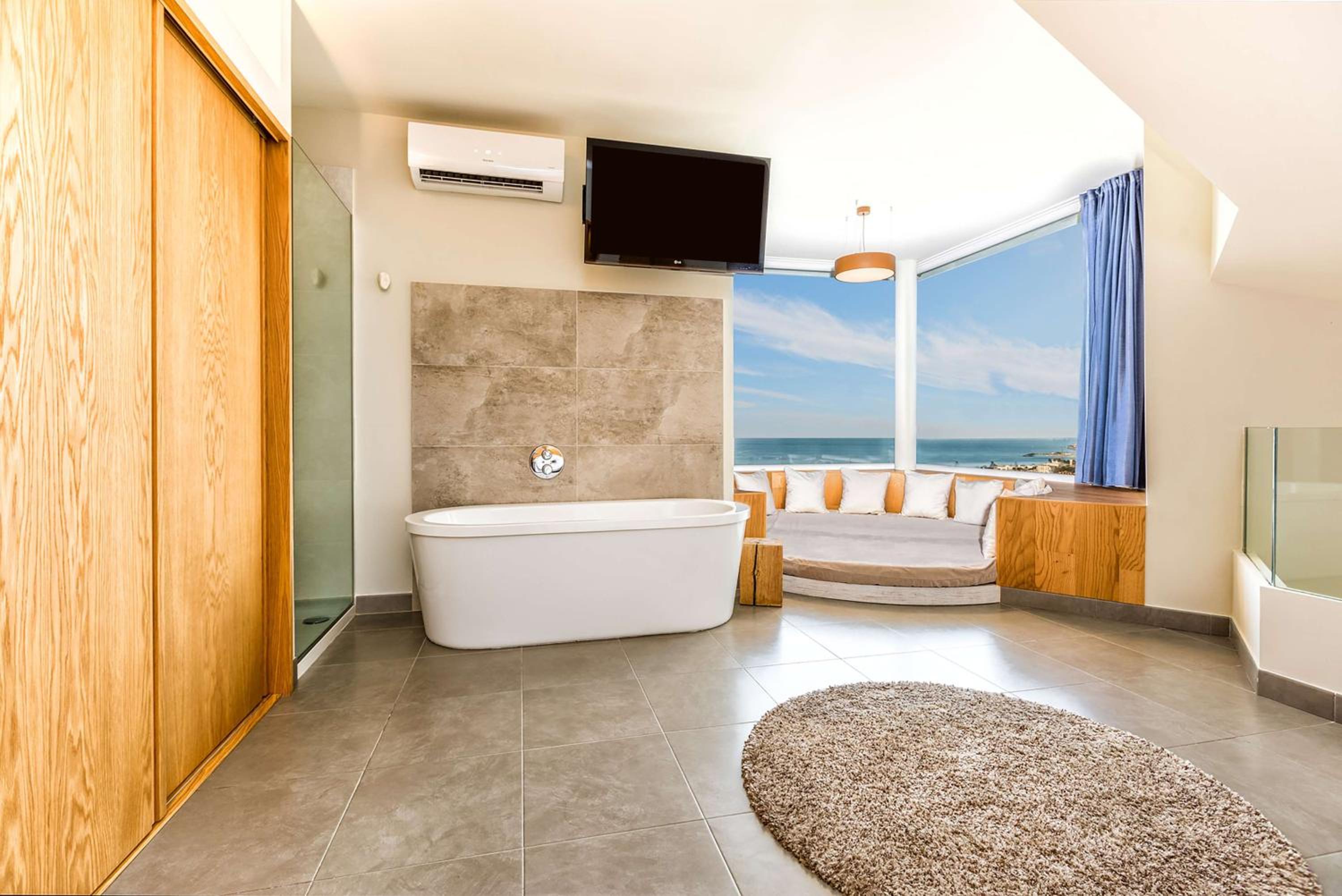 Panoramic King Suite with Sea View - Photo 12