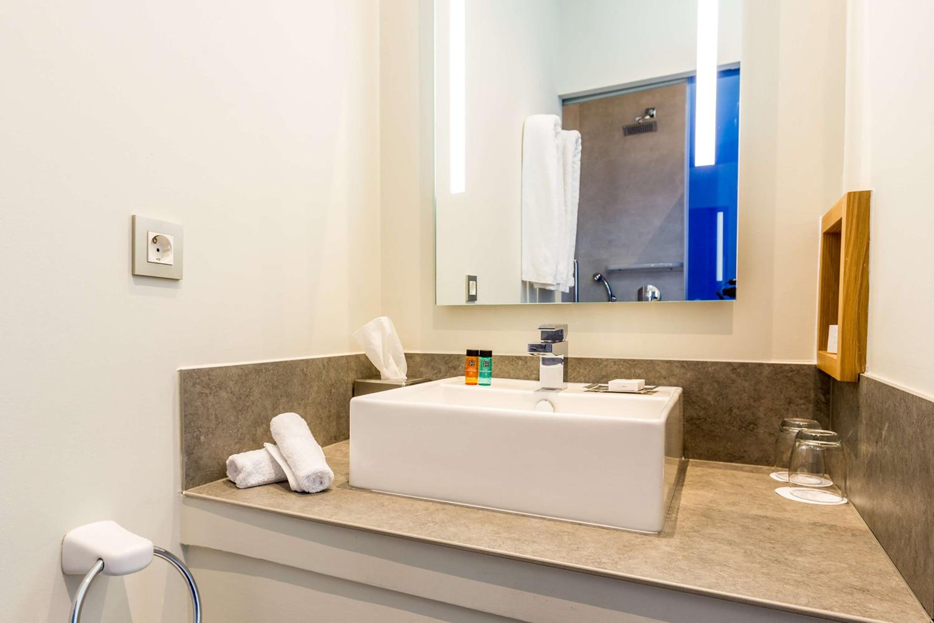 One-Bedroom King Suite - Photo 2
