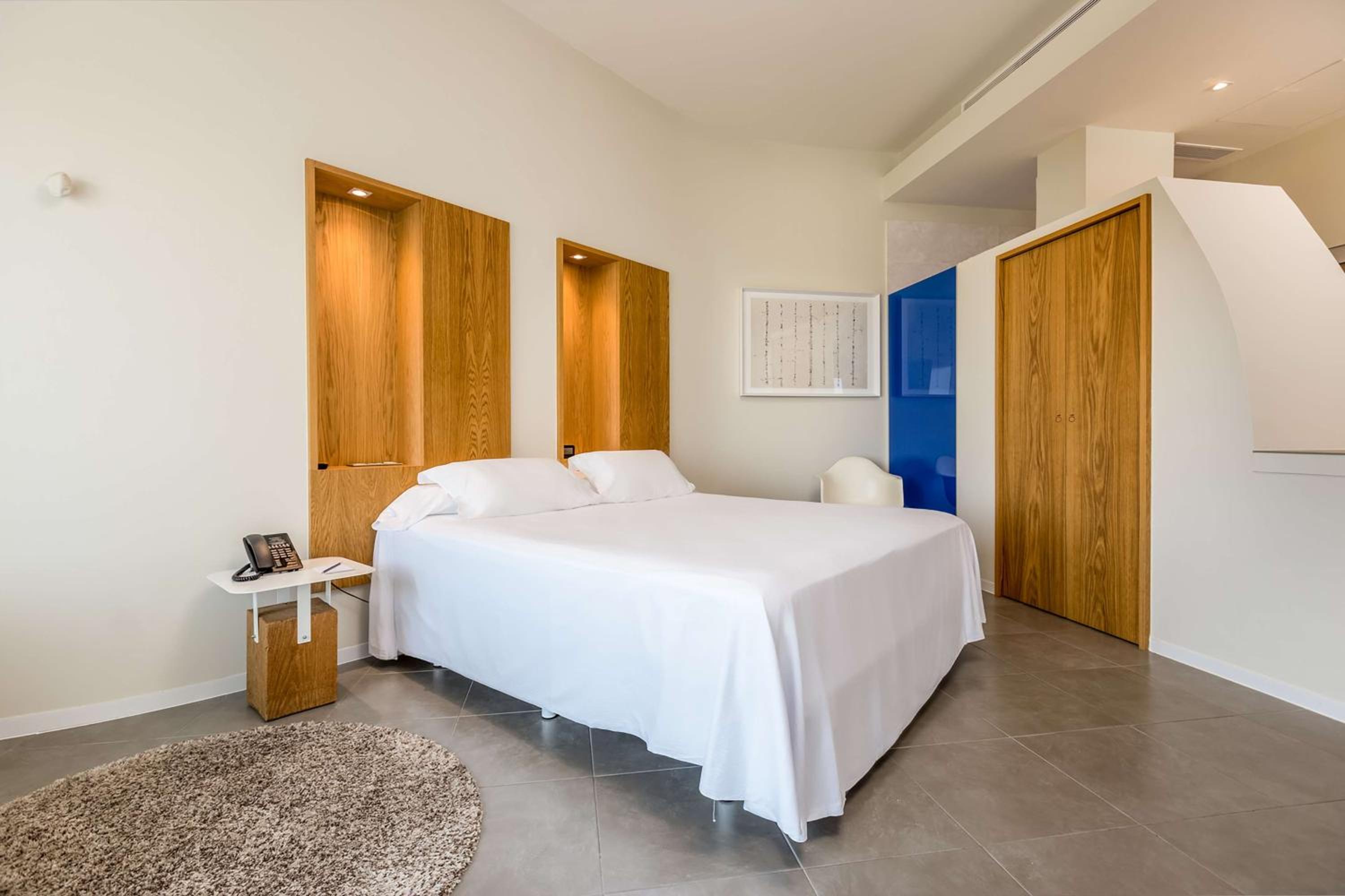 One-Bedroom King Suite - Photo 8