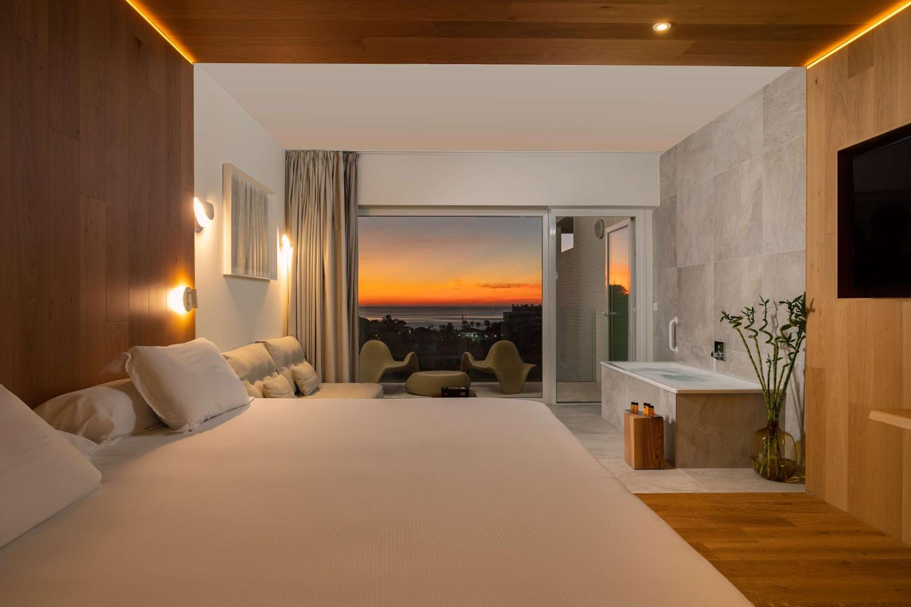 King Leiro Suite with Sea View - Photo 1