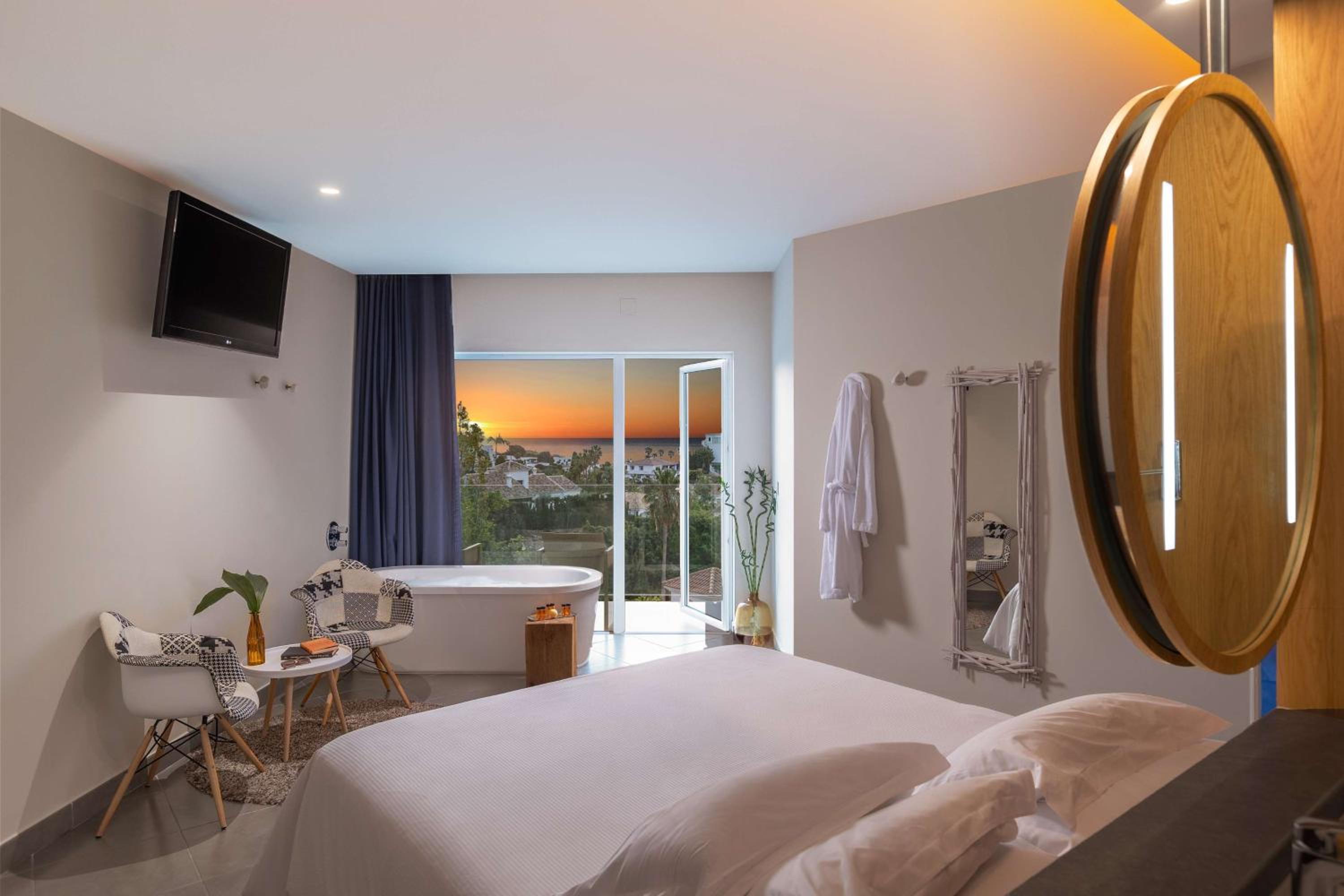 Deluxe King Room with Partial Sea View - Photo 2