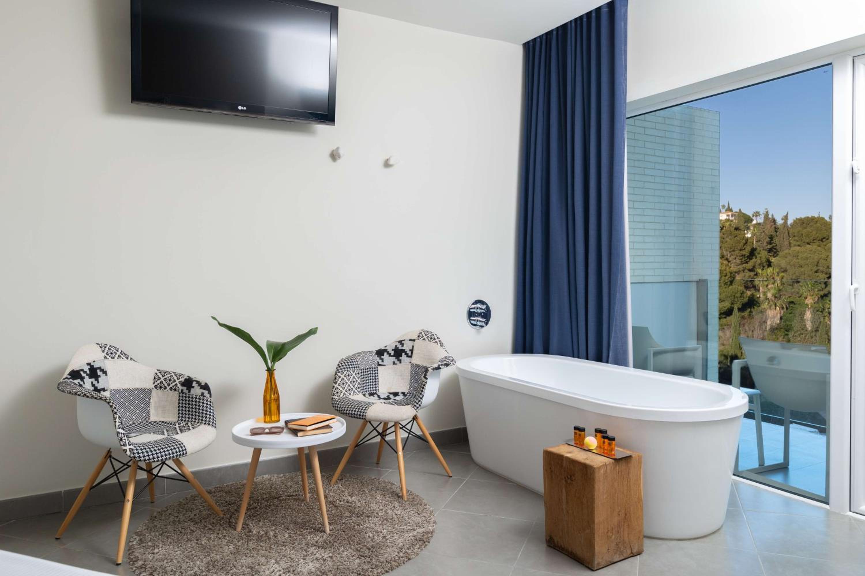 Deluxe King Room with Partial Sea View - Photo 4