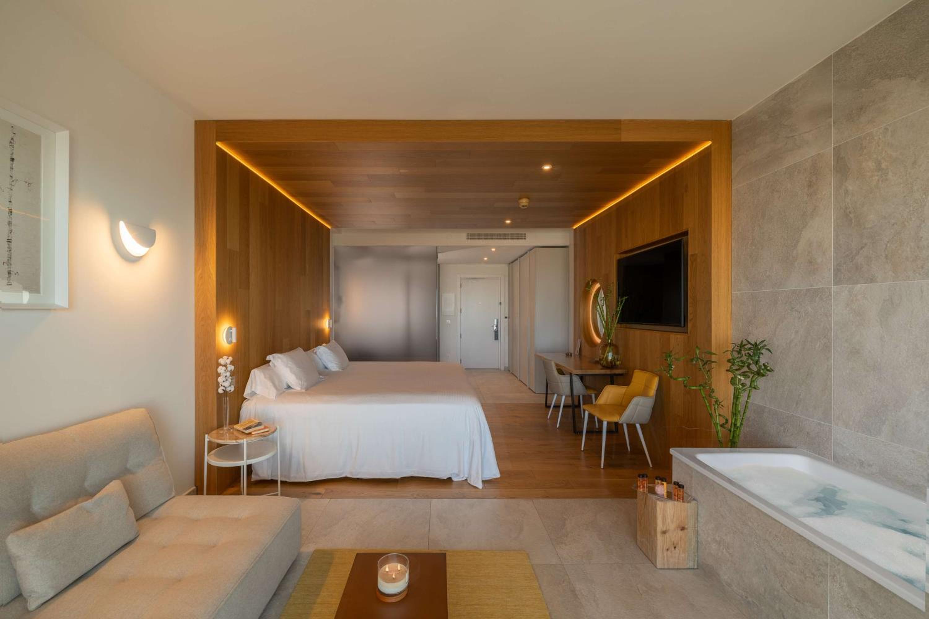 King Leiro Suite with Sea View - Photo 3