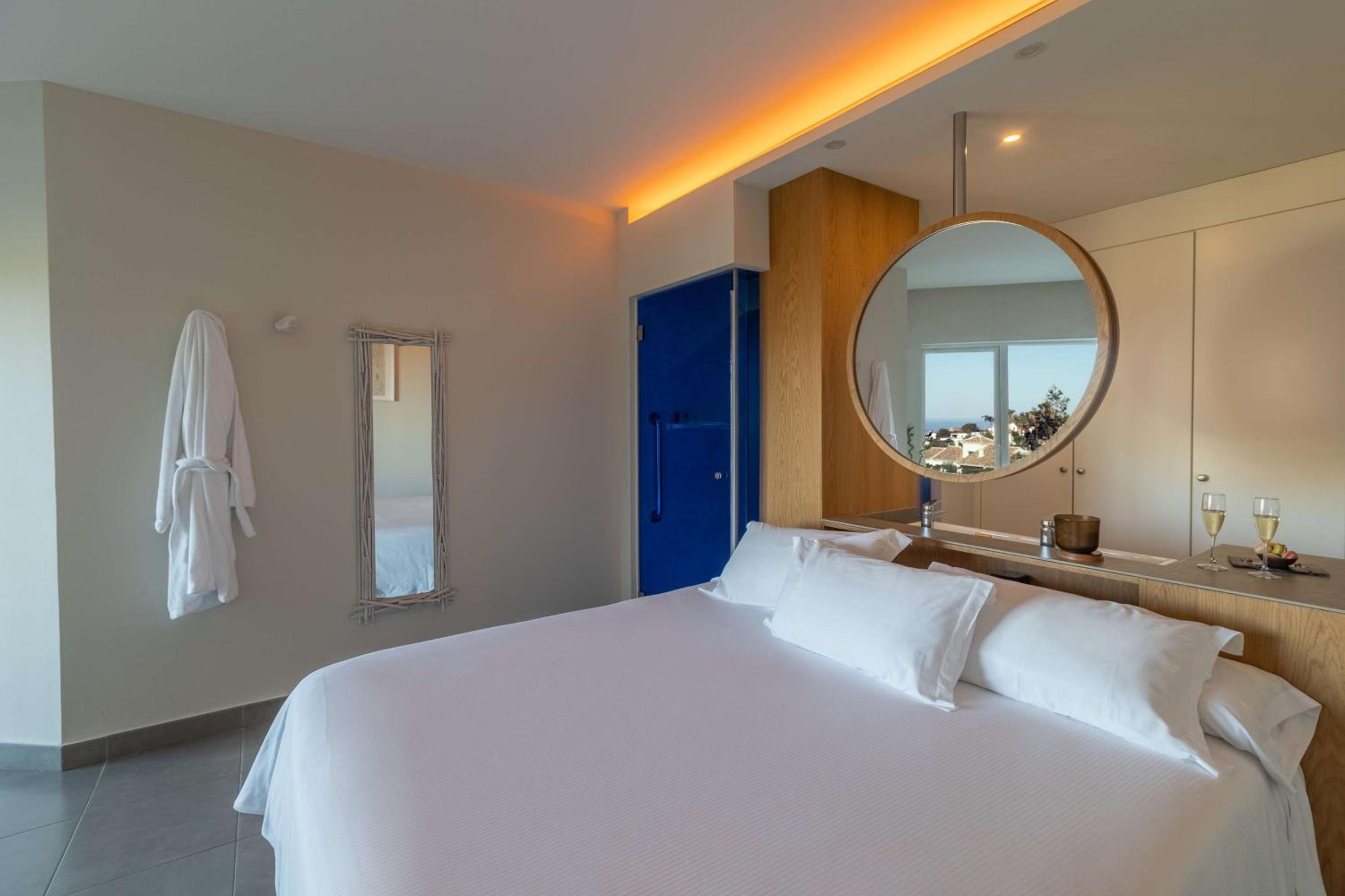 Deluxe King Room with Partial Sea View - Photo 3