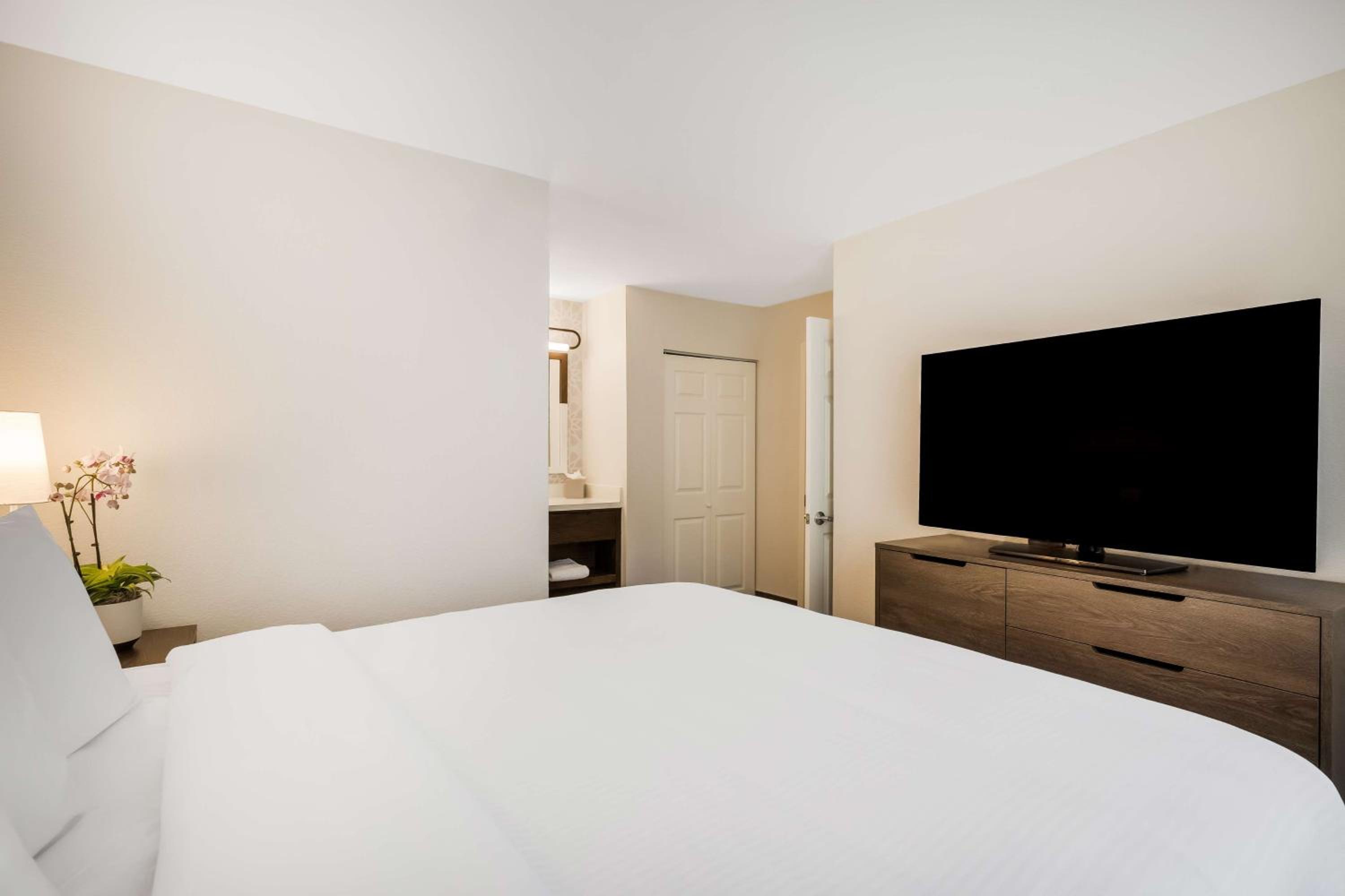 One-Bedroom Queen Suite with Roll-In Shower - Mobility Accessible photo 2