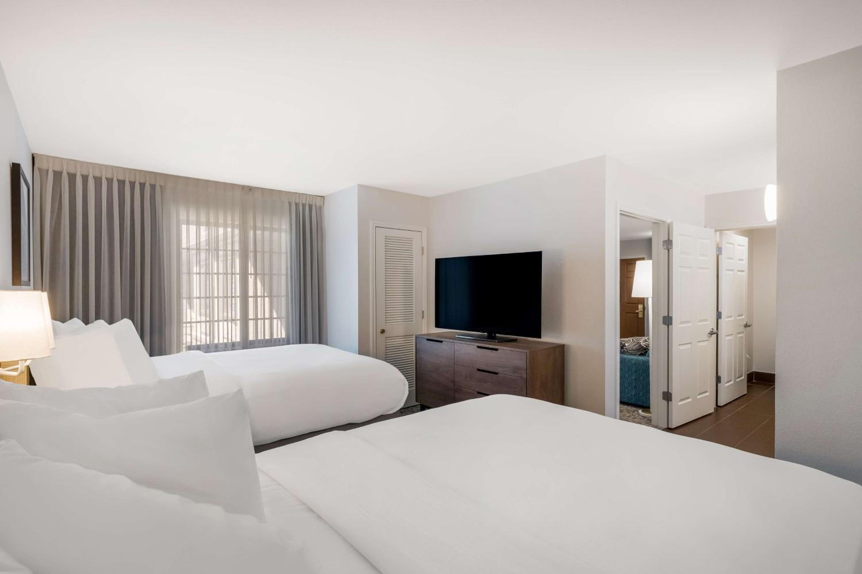 Two-Bedroom Suite with King and Two Queen photo 3