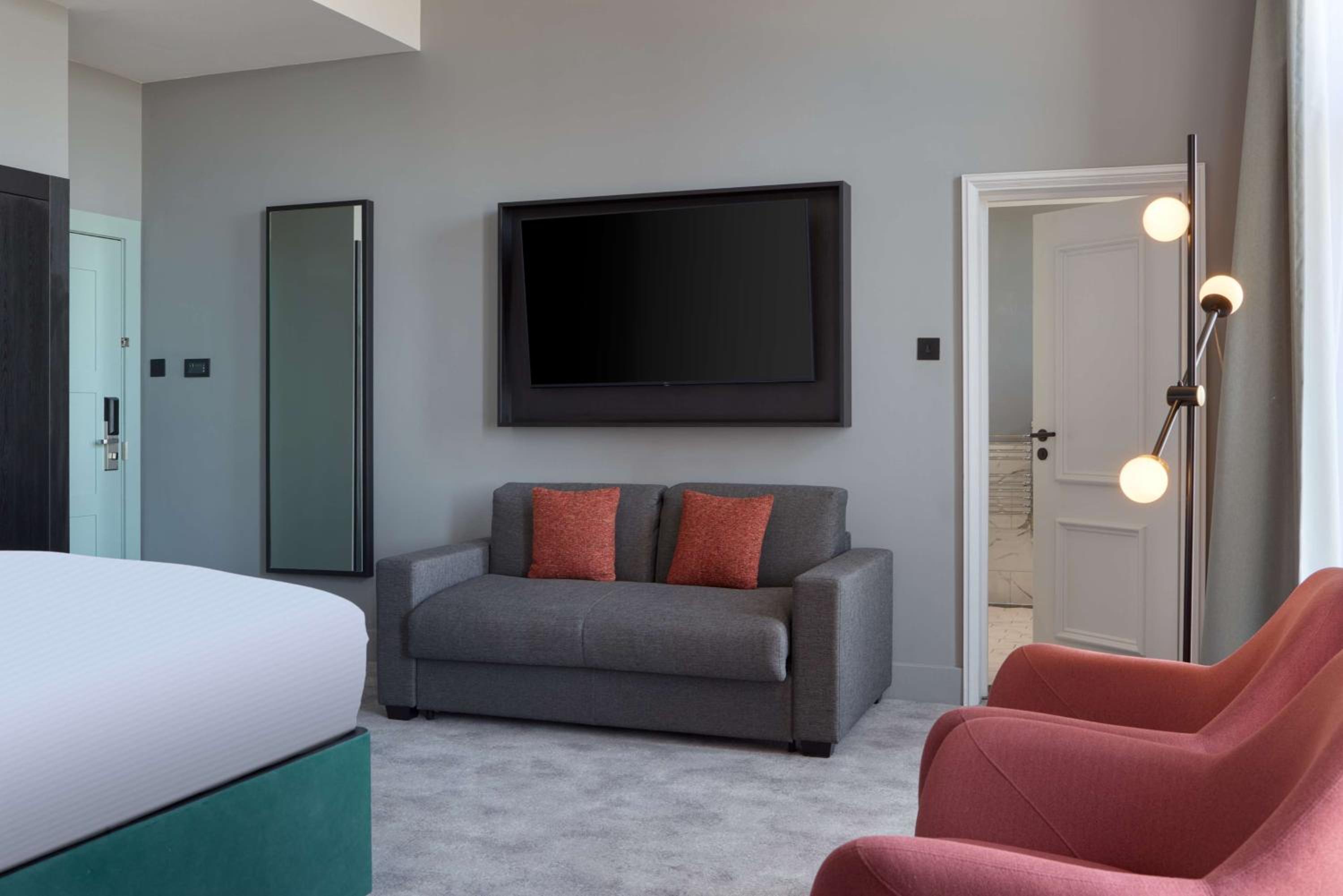 One-Bedroom King Suite with Balcony and View - Photo 8