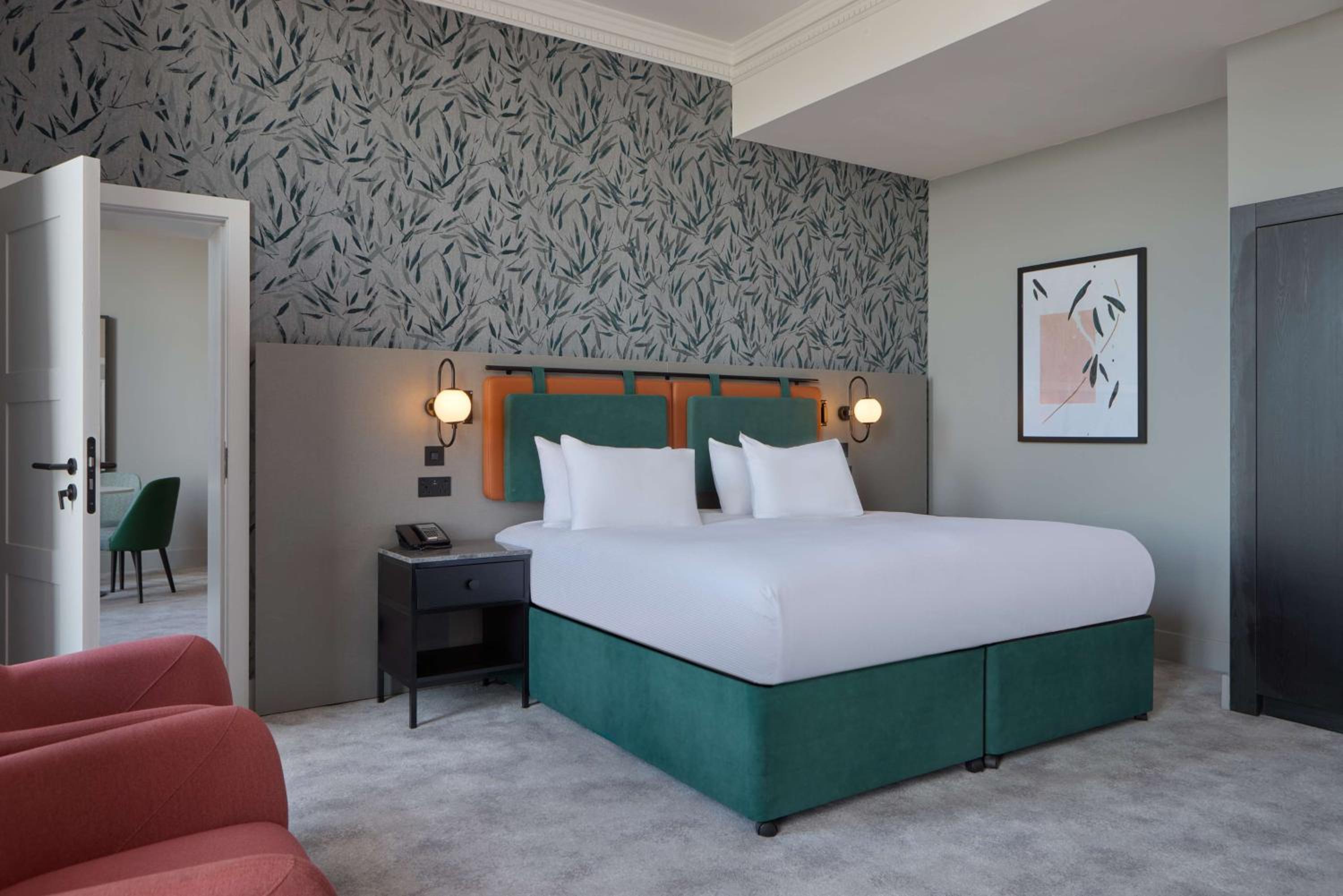 One-Bedroom King Suite with Balcony and View - Photo 3