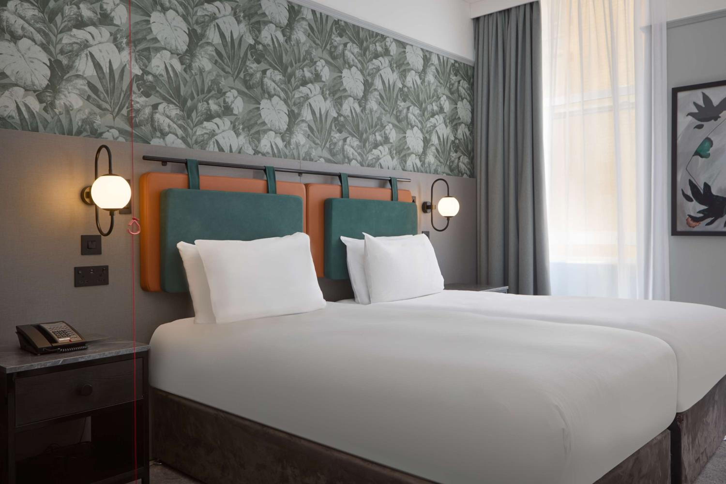 Twin Room - Mobility Access - Photo 1