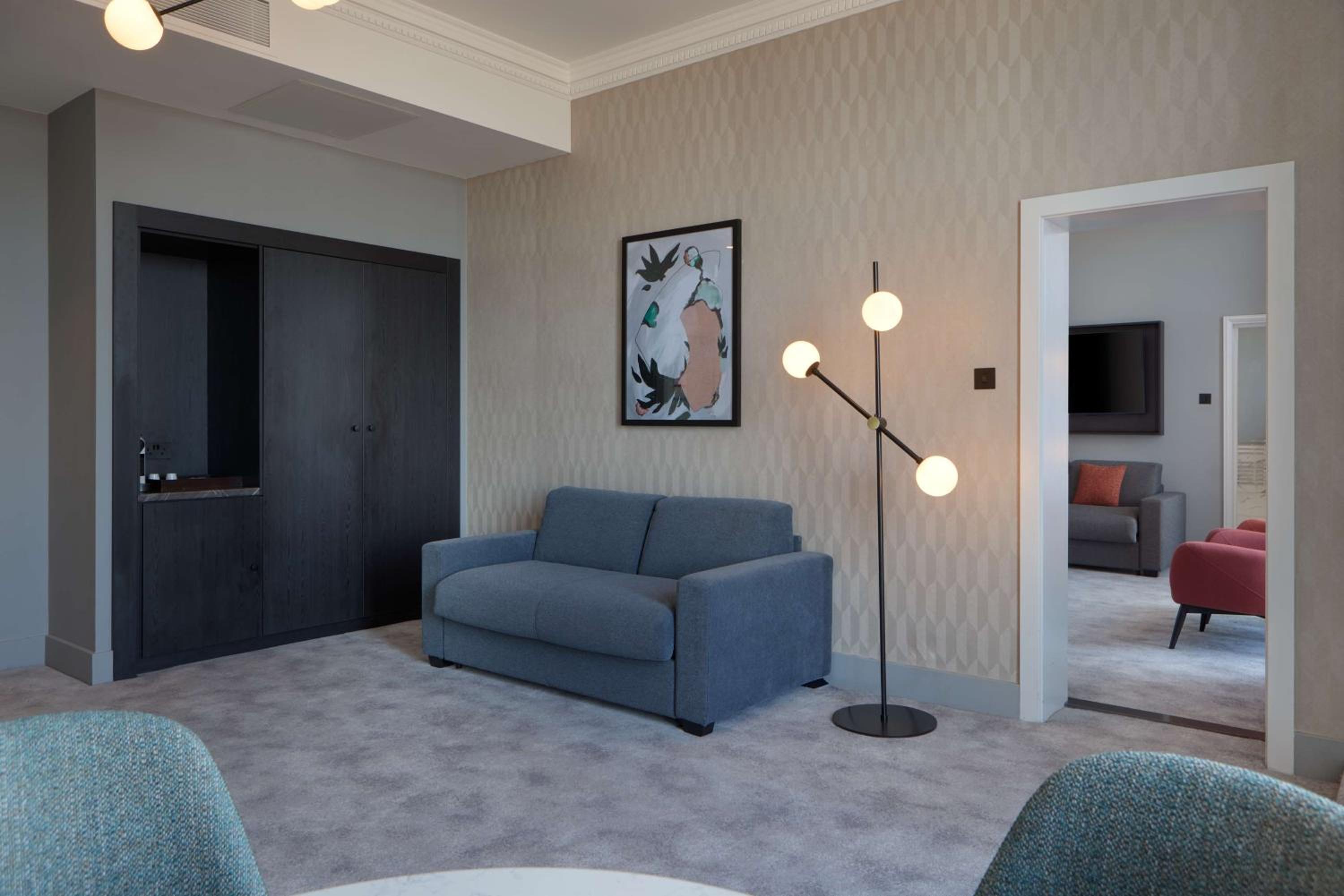 One-Bedroom King Suite with Balcony and View - Photo 7