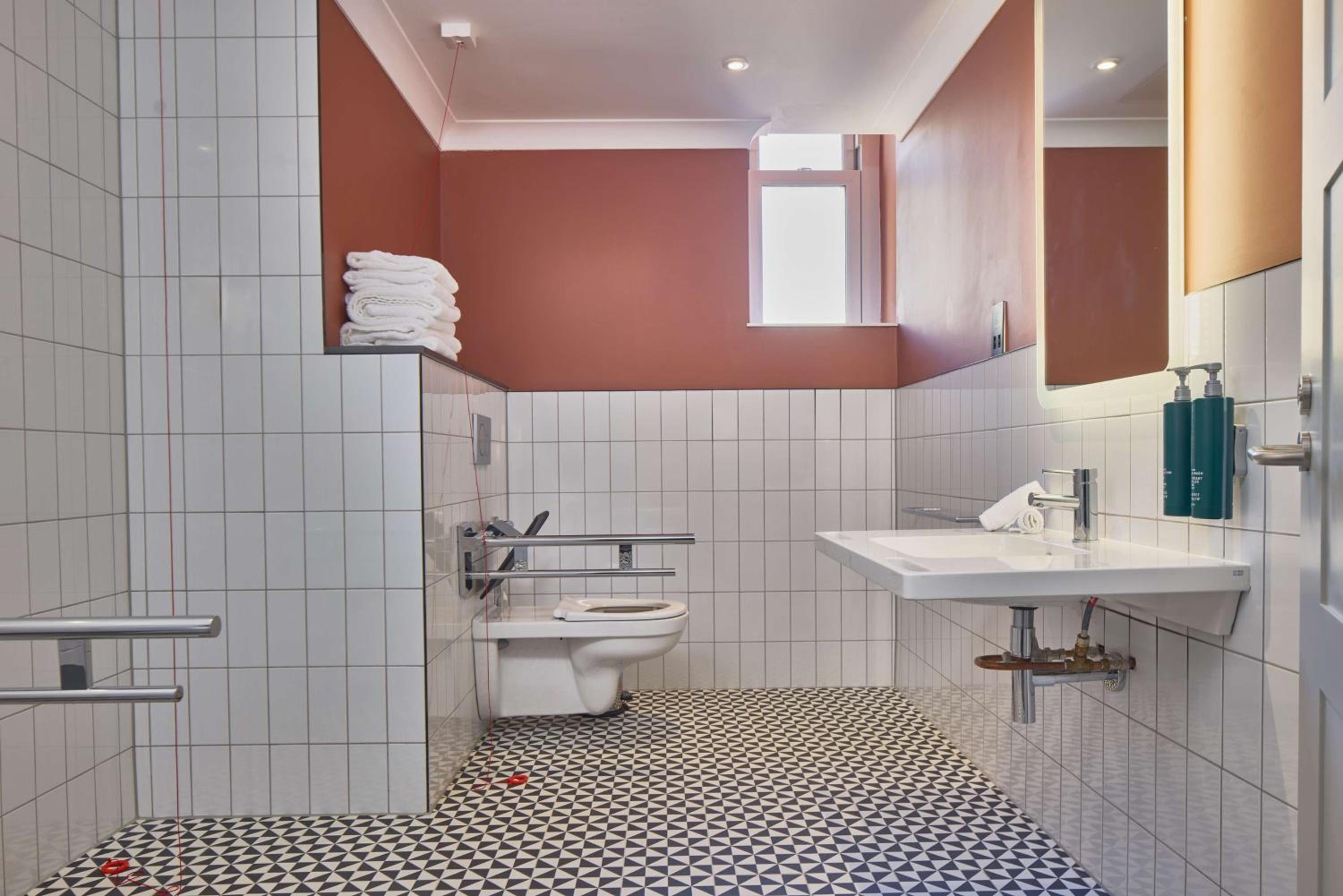 Twin Room - Mobility Access - Photo 5