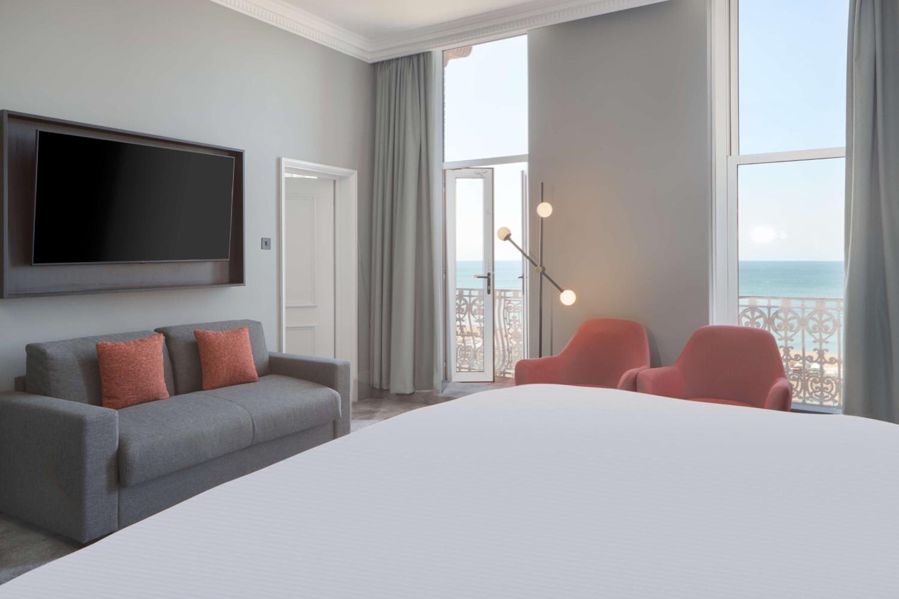 One-Bedroom King Suite with Balcony and View - Photo 2