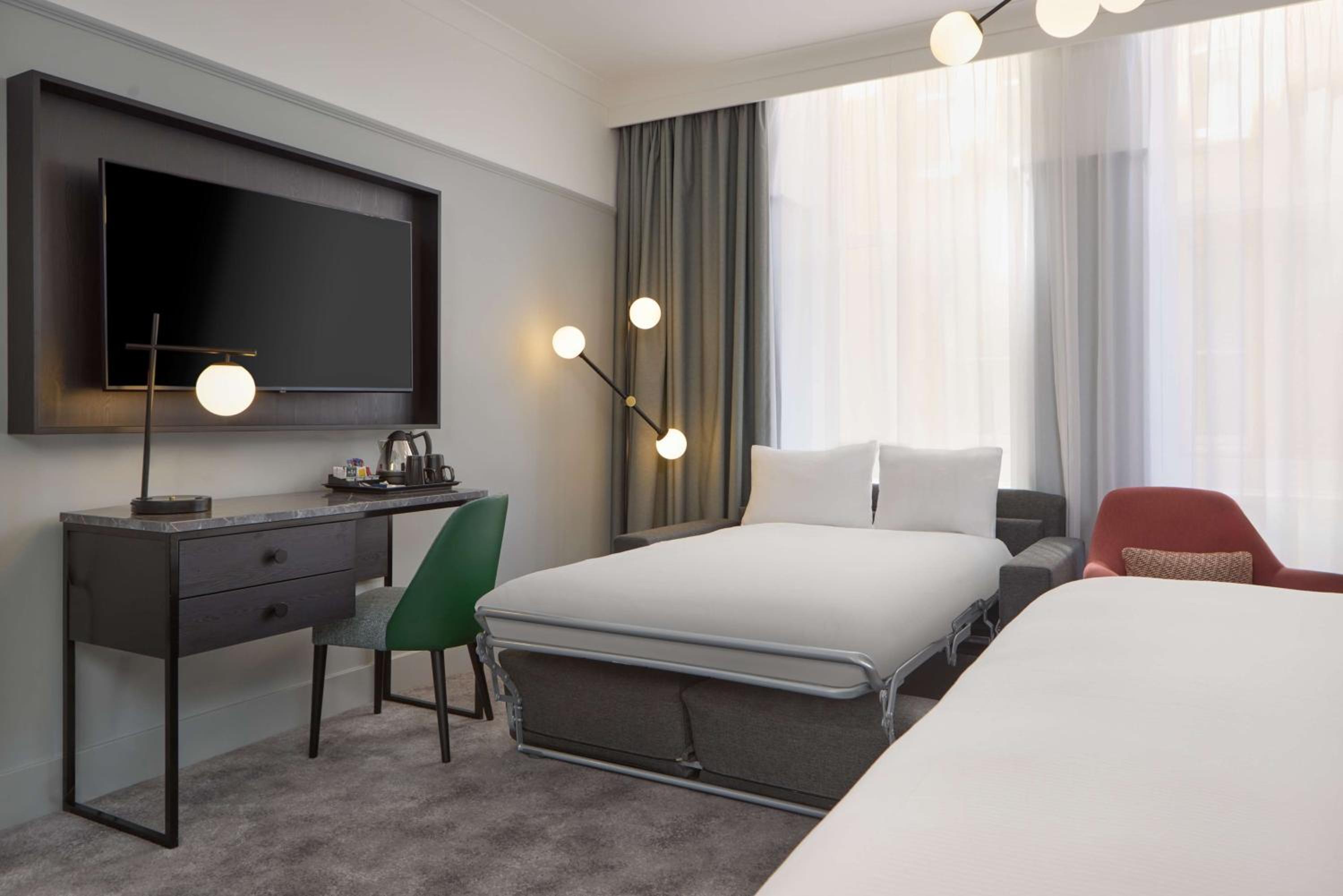 Superior King Room with Sofa Bed - Photo 7