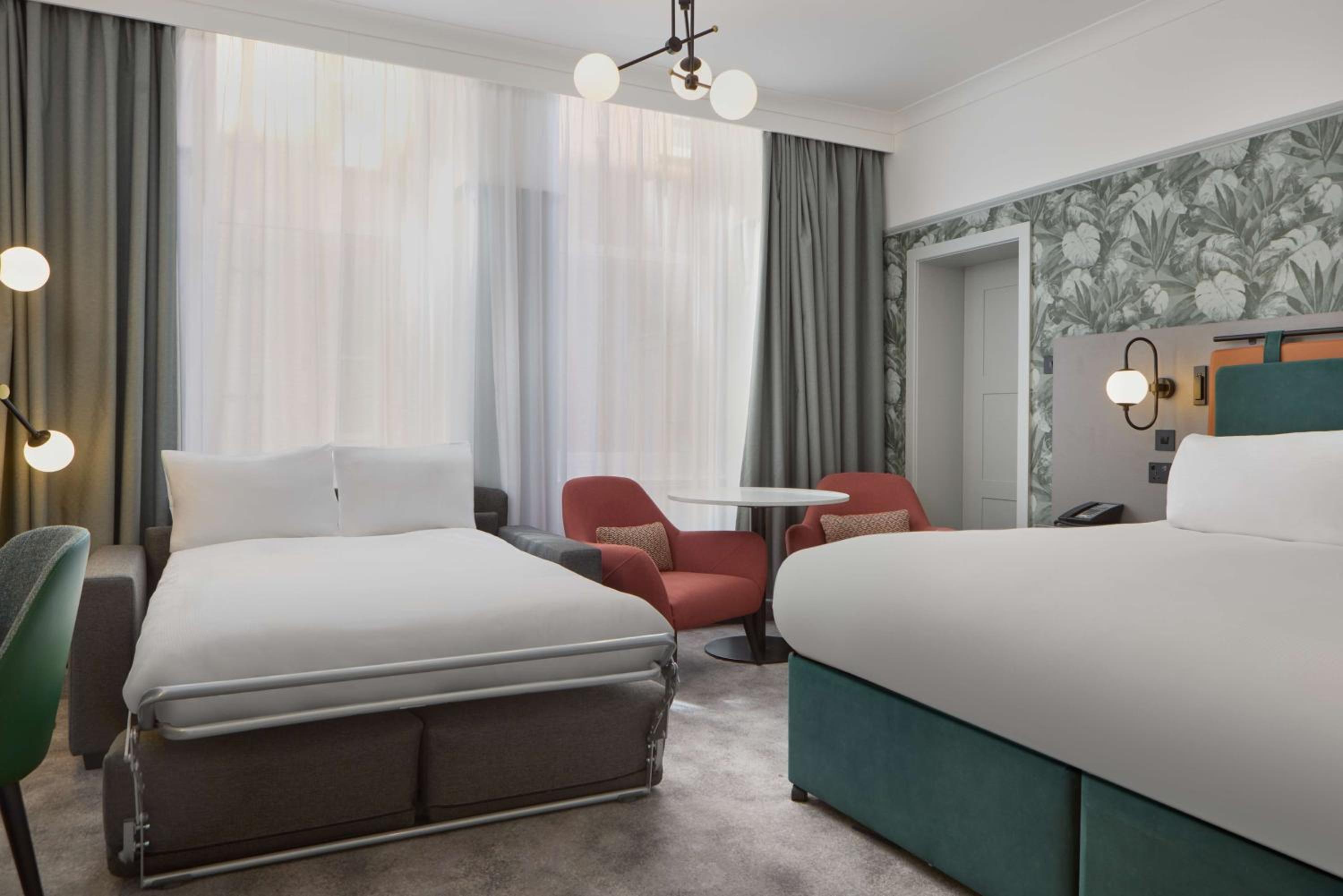 Superior King Room with Sofa Bed - Photo 3