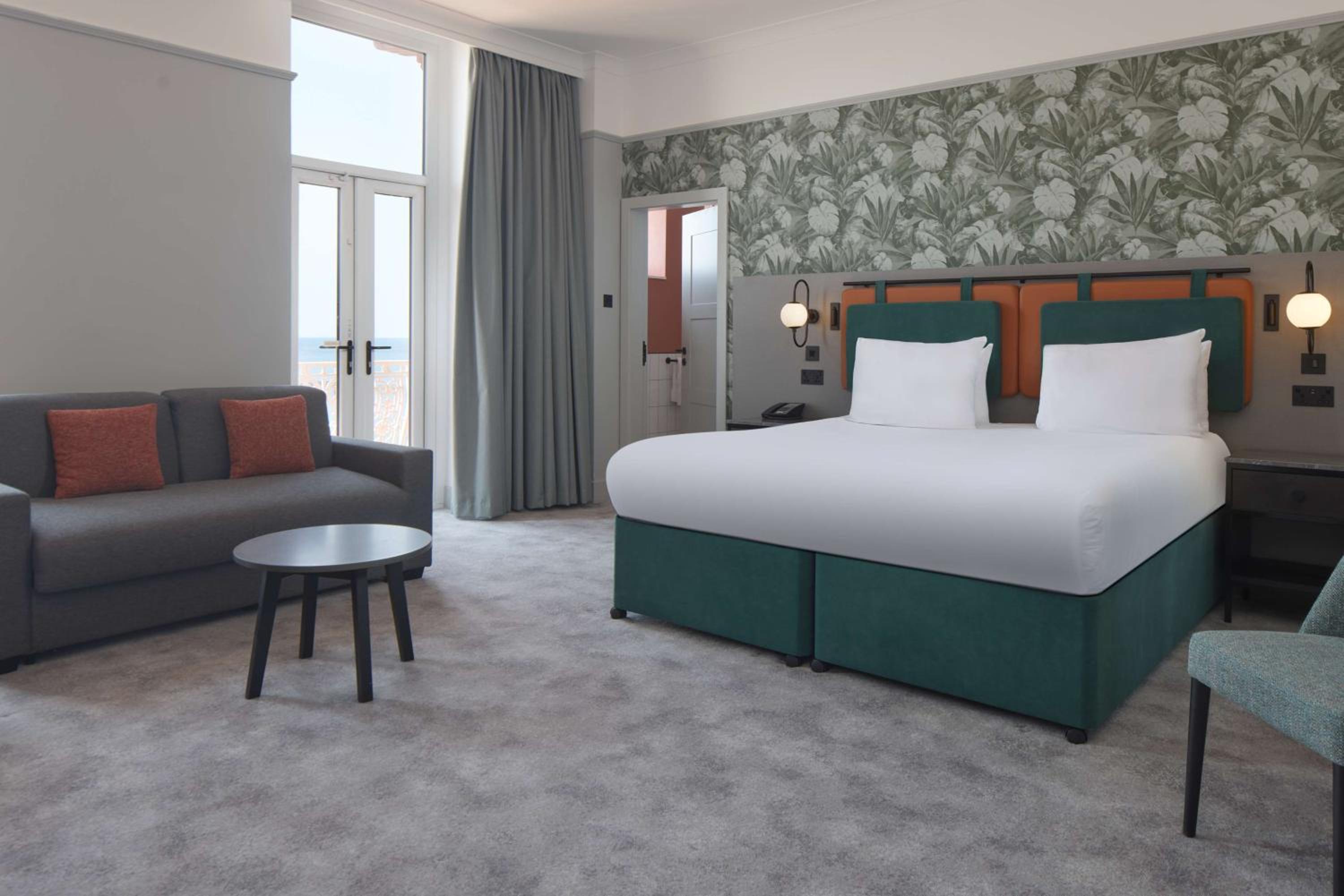 Superior King Room with Sofa Bed and Balcony - Sea View - Photo 1