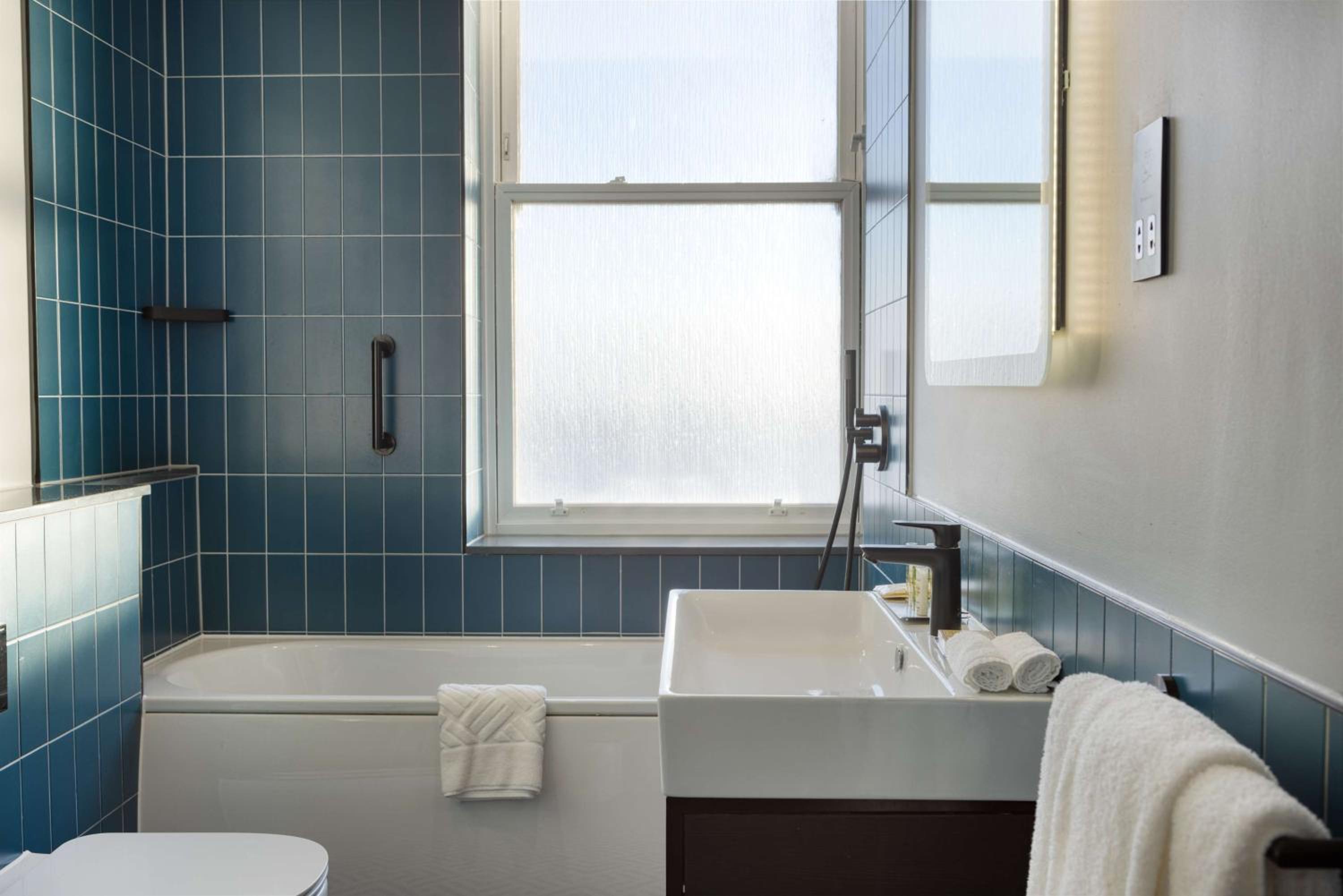 One-Bedroom King Suite with Sea View - Photo 11