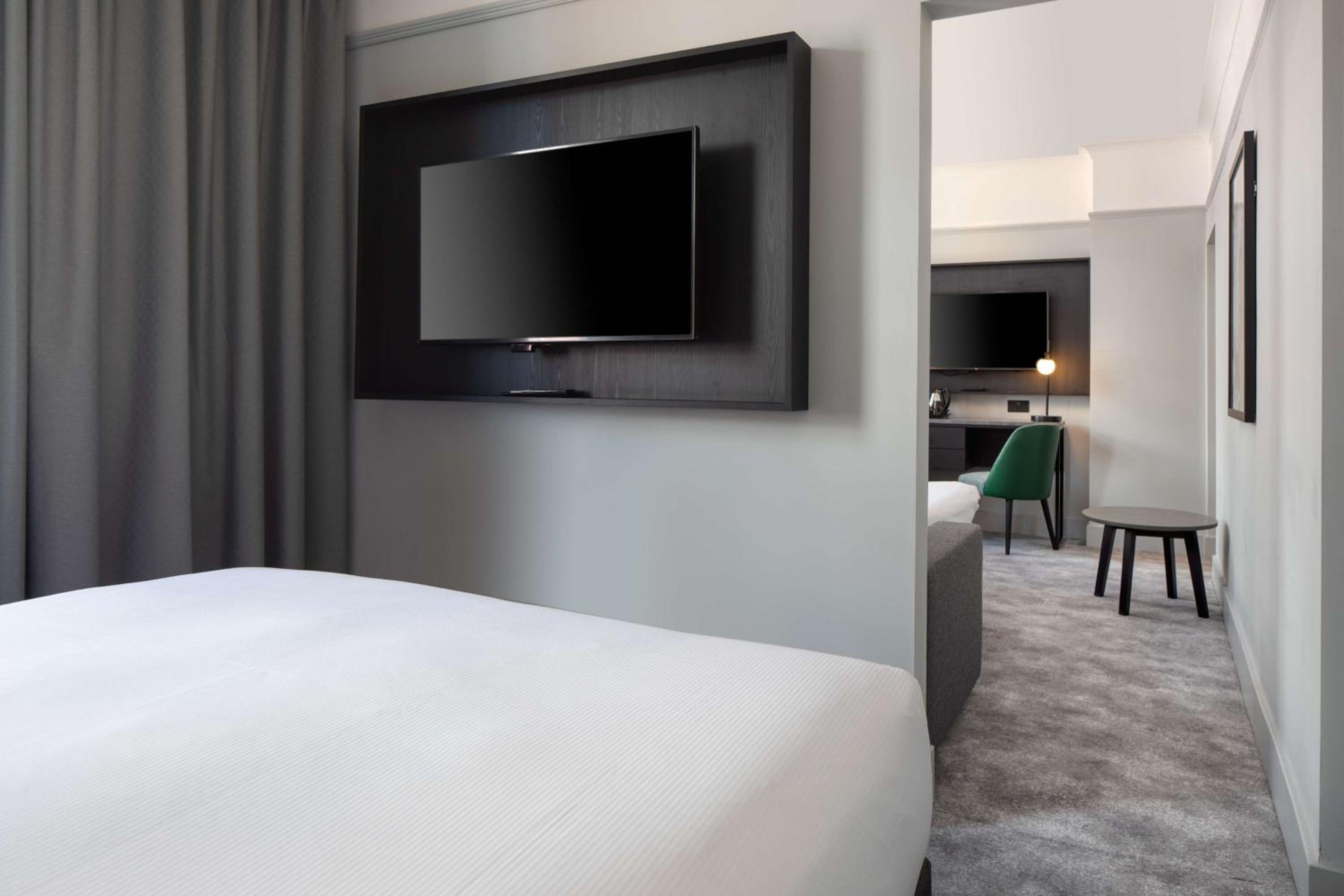 Superior Queen Room with Sofa Bed - Photo 1
