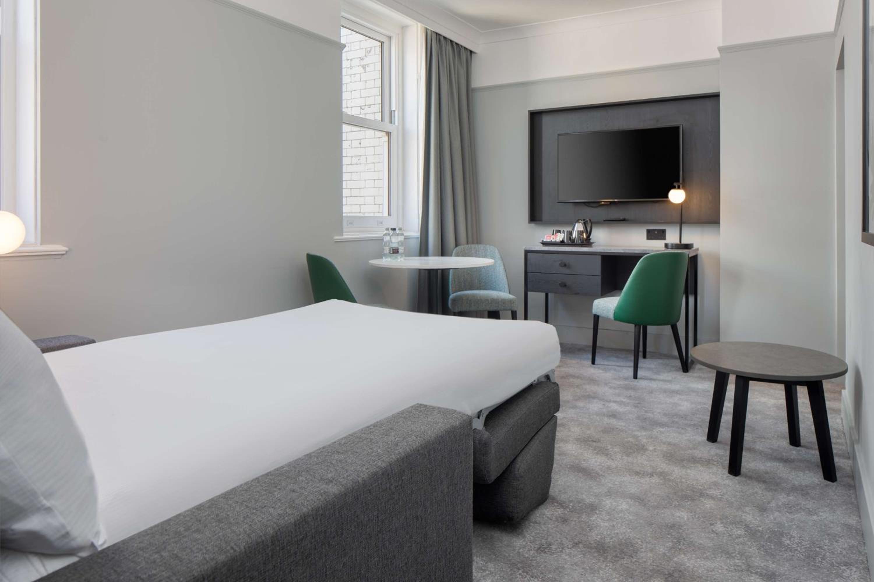 Superior Queen Room with Sofa Bed - Photo 4