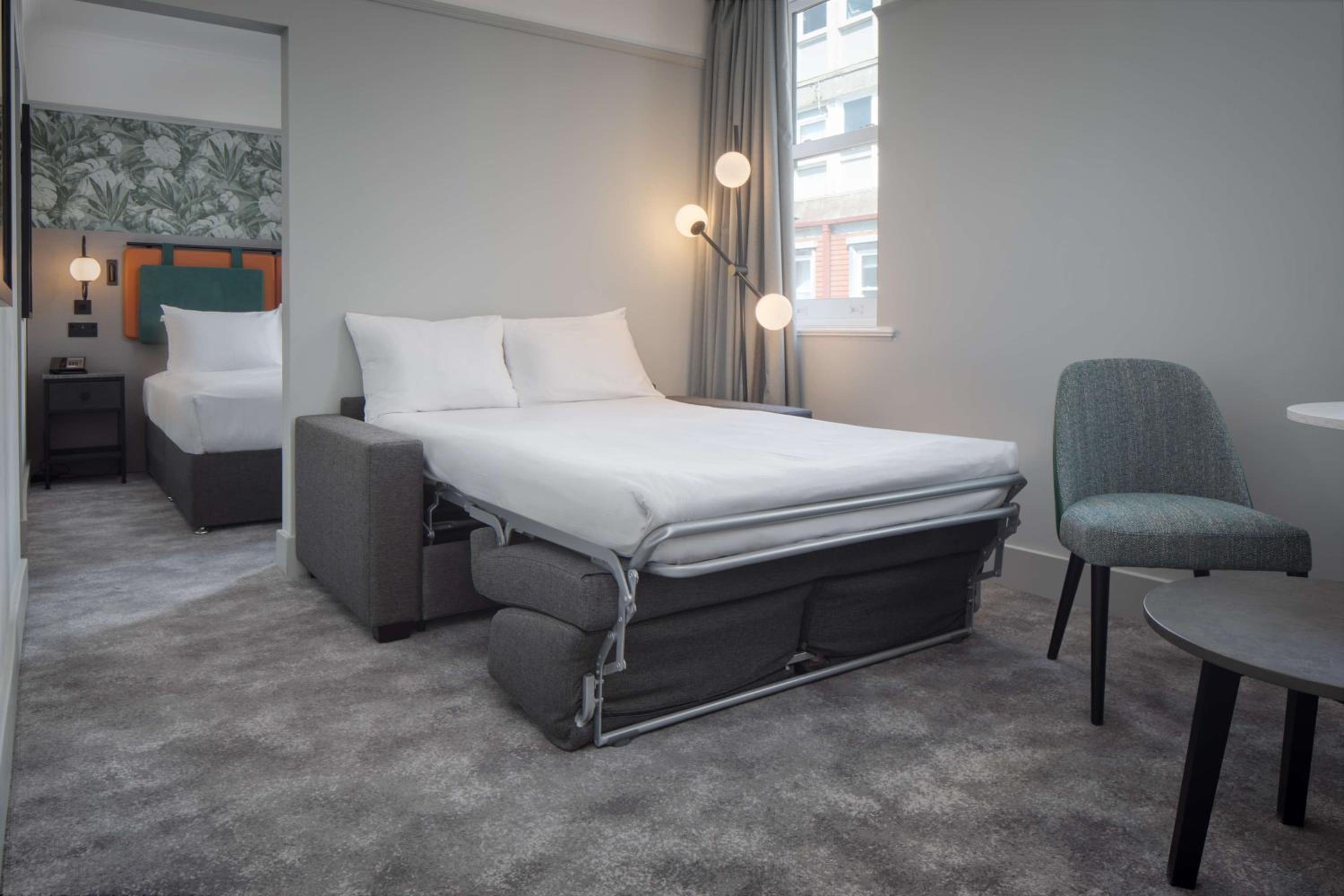 Superior Queen Room with Sofa Bed - Photo 5