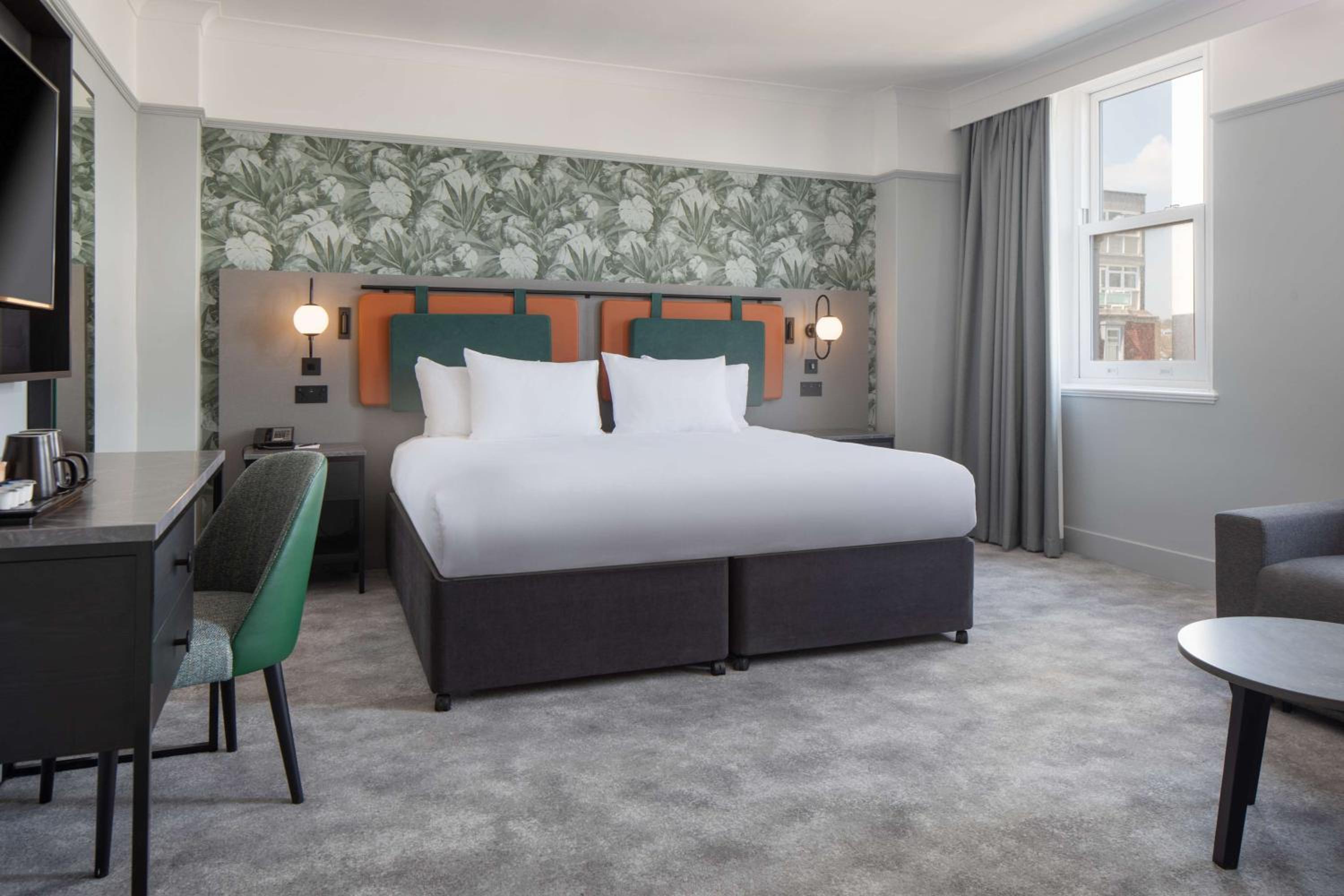 Superior King Room with Sofa Bed - Photo 1