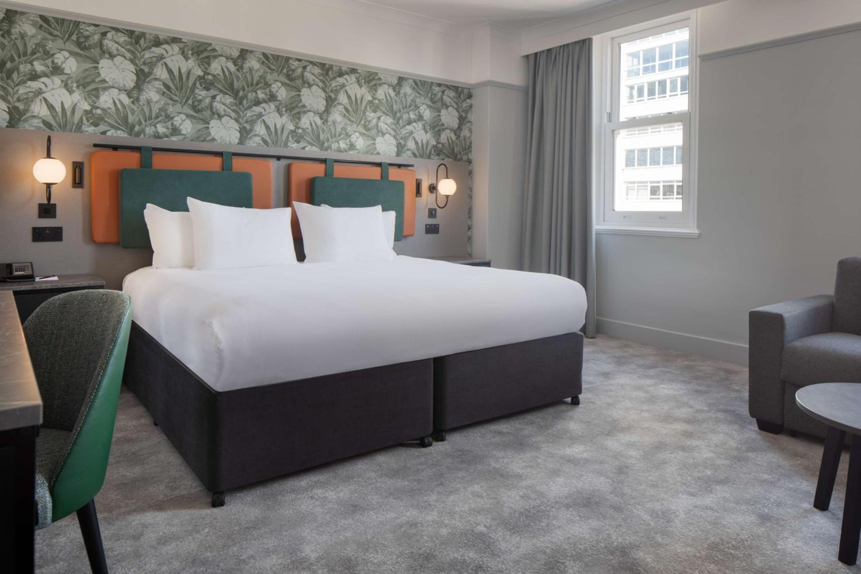 Superior King Room with Sofa Bed - Photo 6