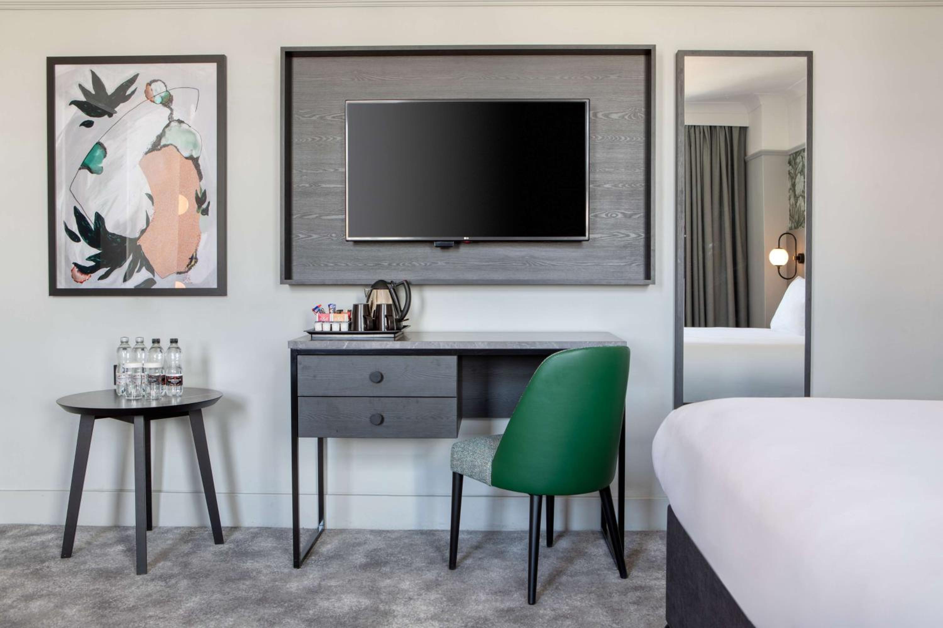 Superior King Room with Sofa Bed - Photo 4