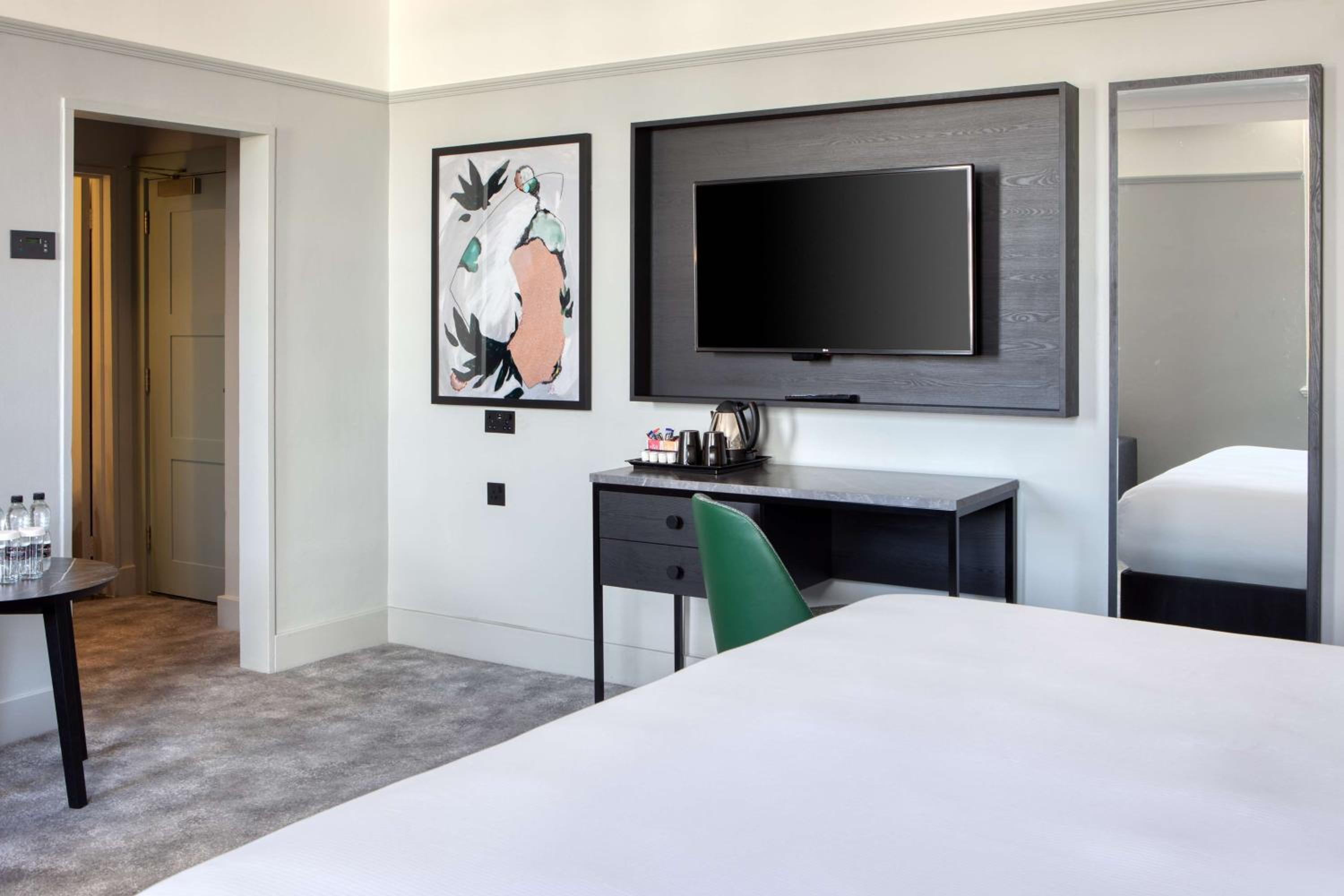 Superior King Room with Sofa Bed - Photo 5