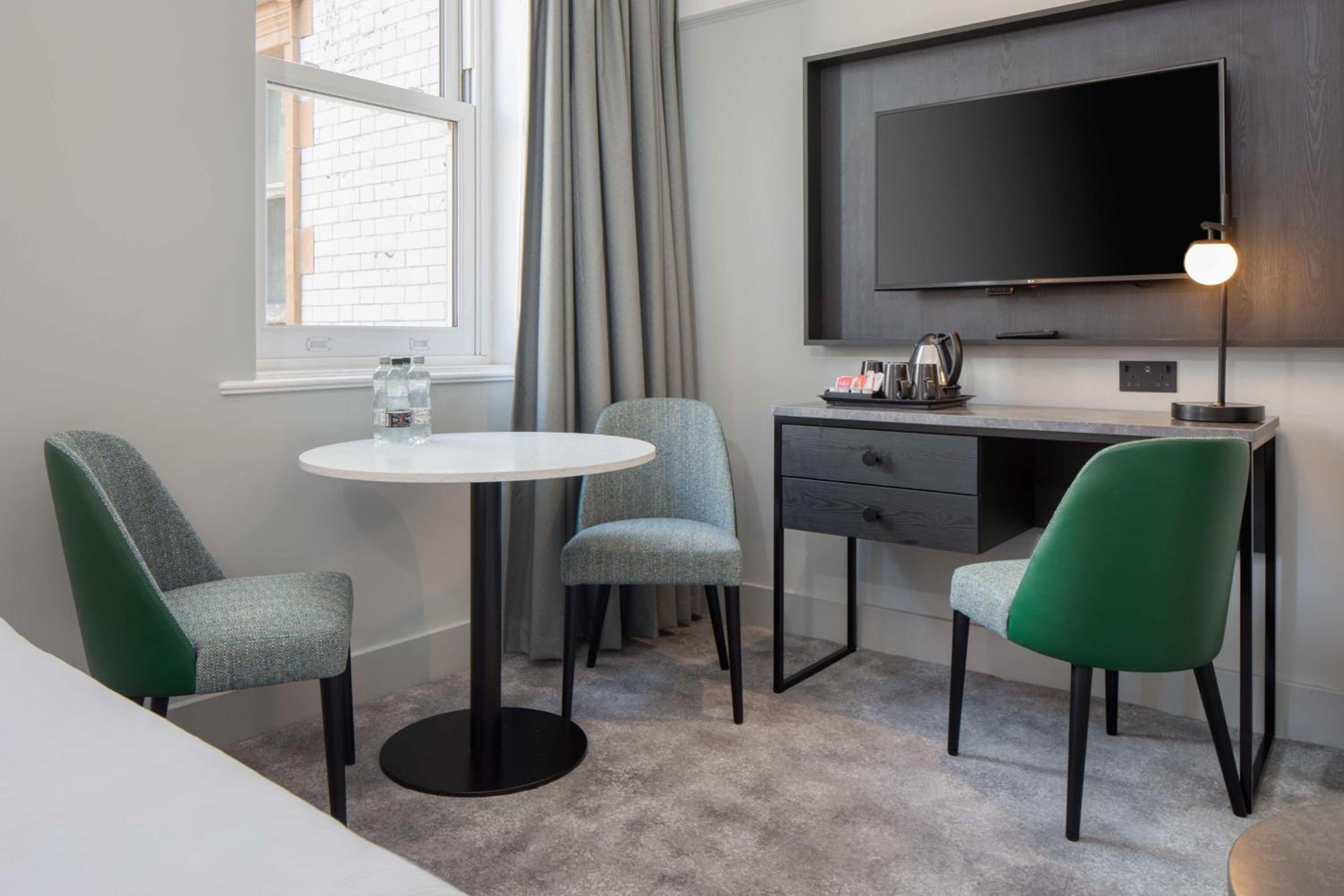 Superior Queen Room with Sofa Bed - Photo 6