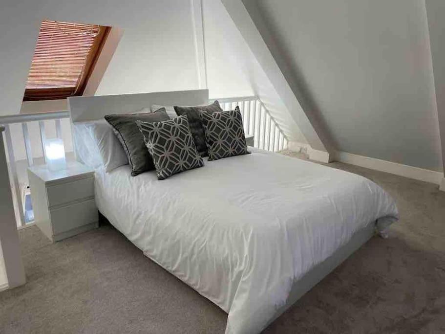 One-Bedroom Apartment photo 1
