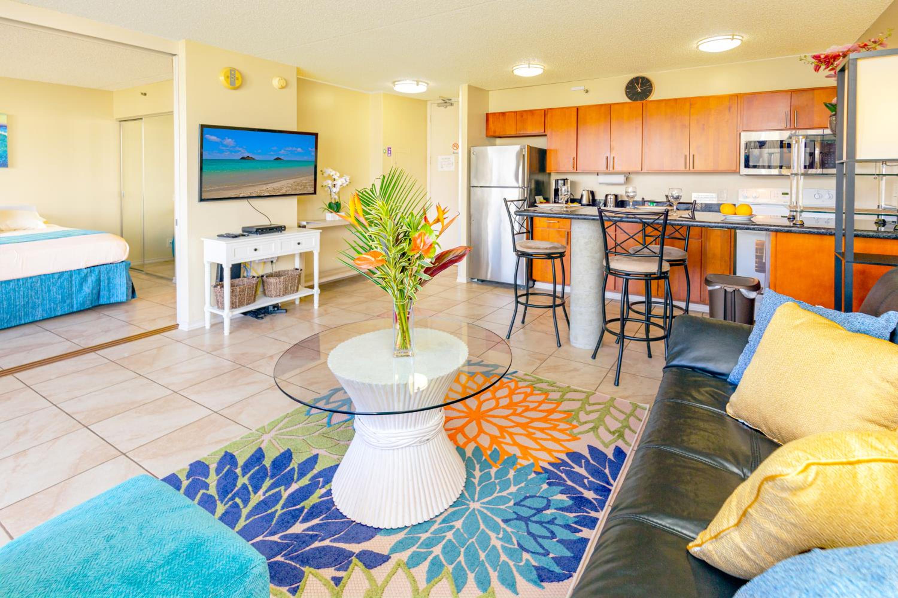 Waikiki condo - lanai, pool & beach access: One-Bedroom Apartment photo
