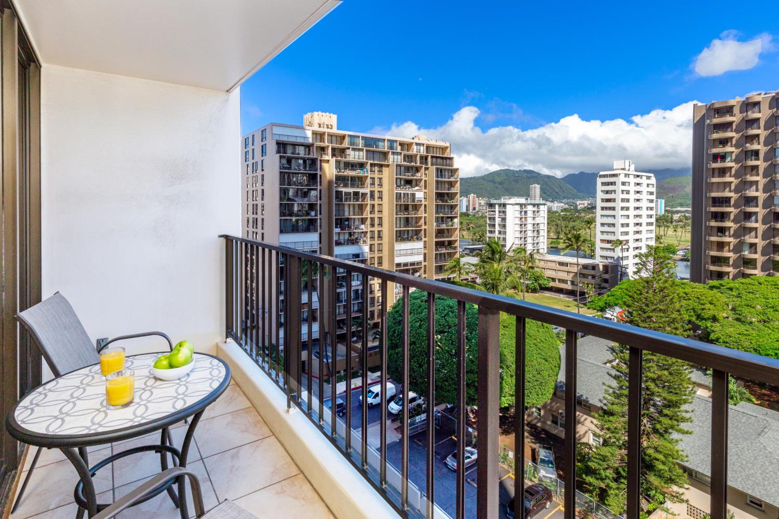 Waikiki condo - lanai, pool & beach access: One-Bedroom Apartment photo