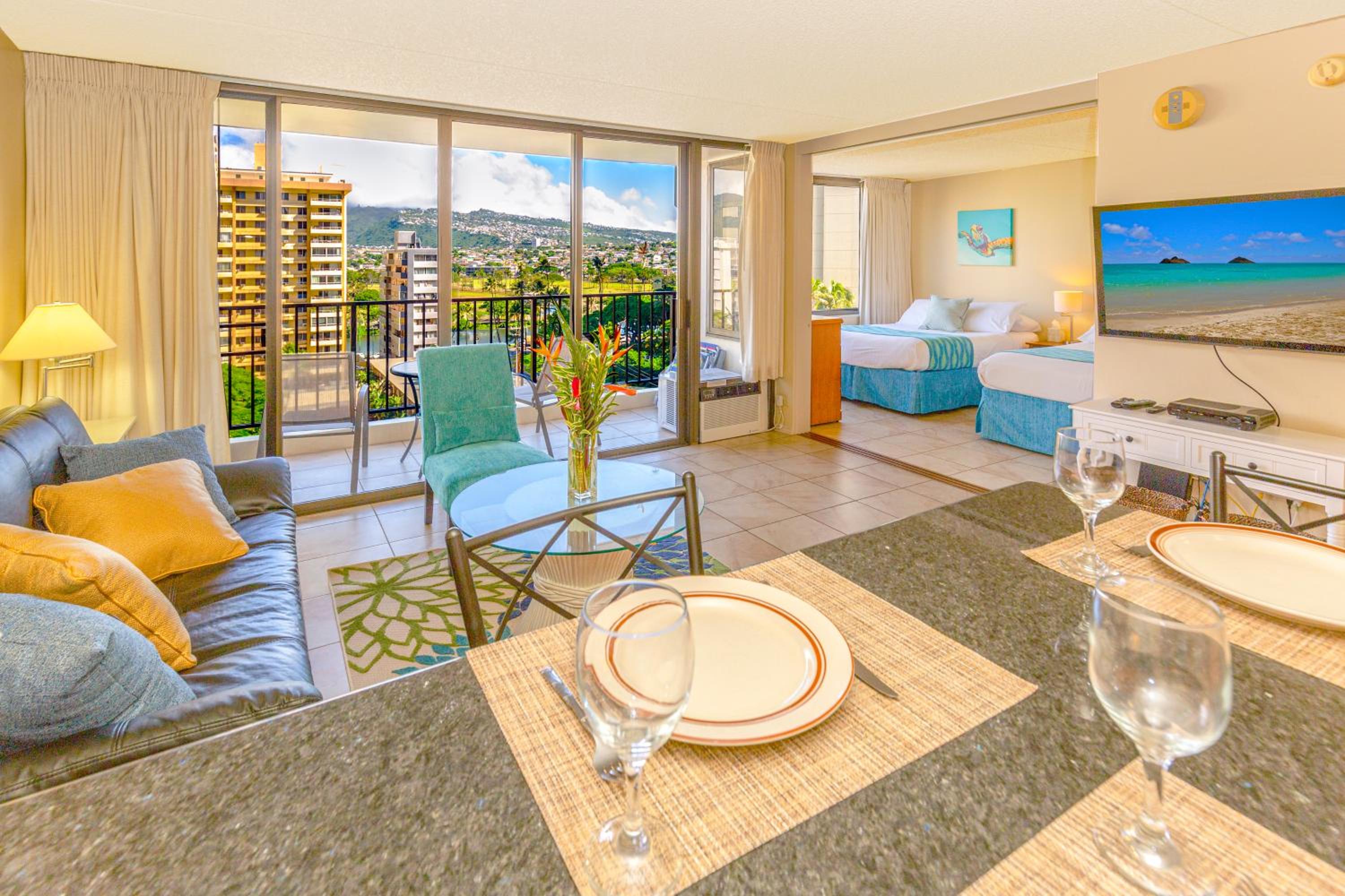Waikiki condo - lanai, pool & beach access: hotel room photo