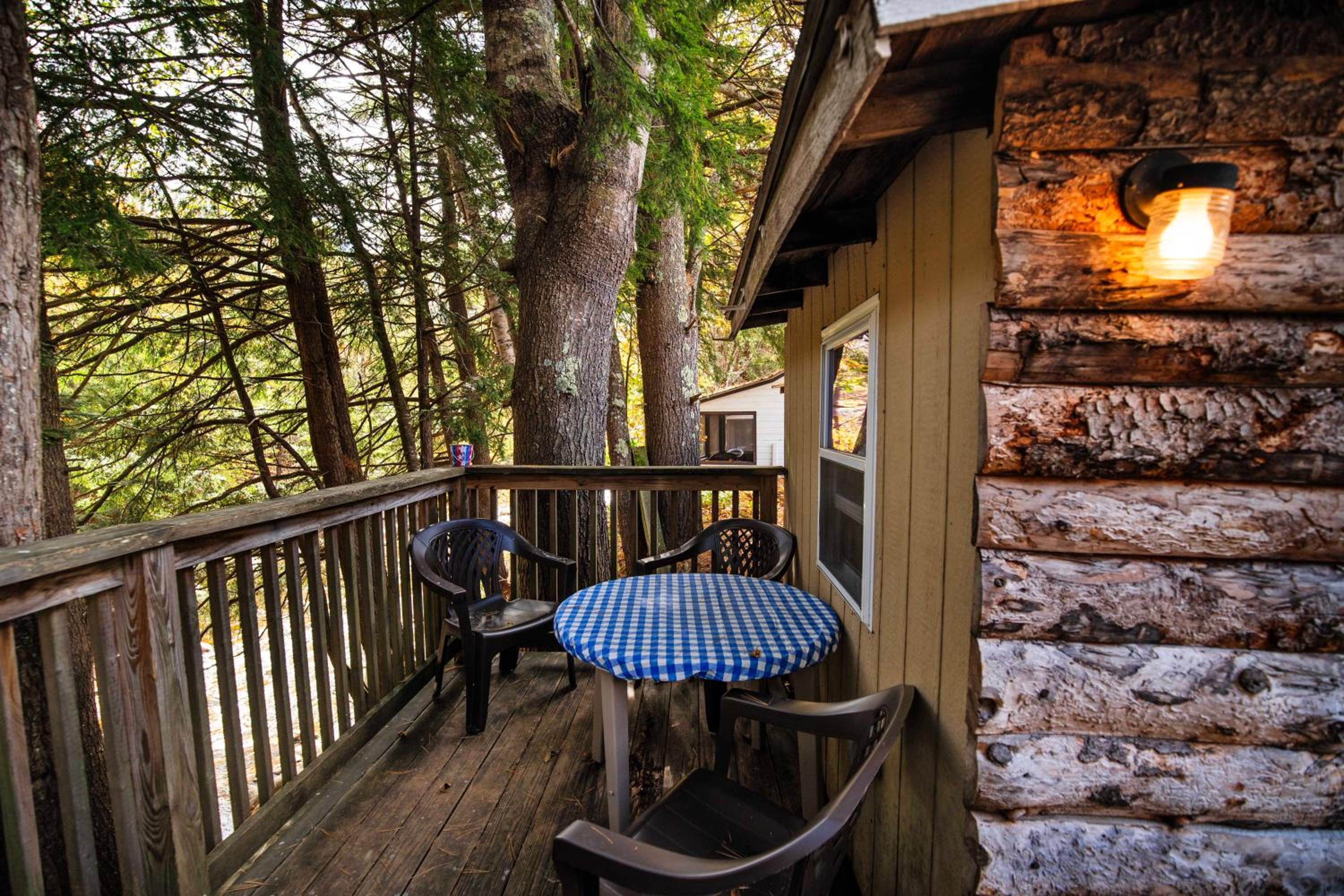 Superior Bungalow - Photo 3