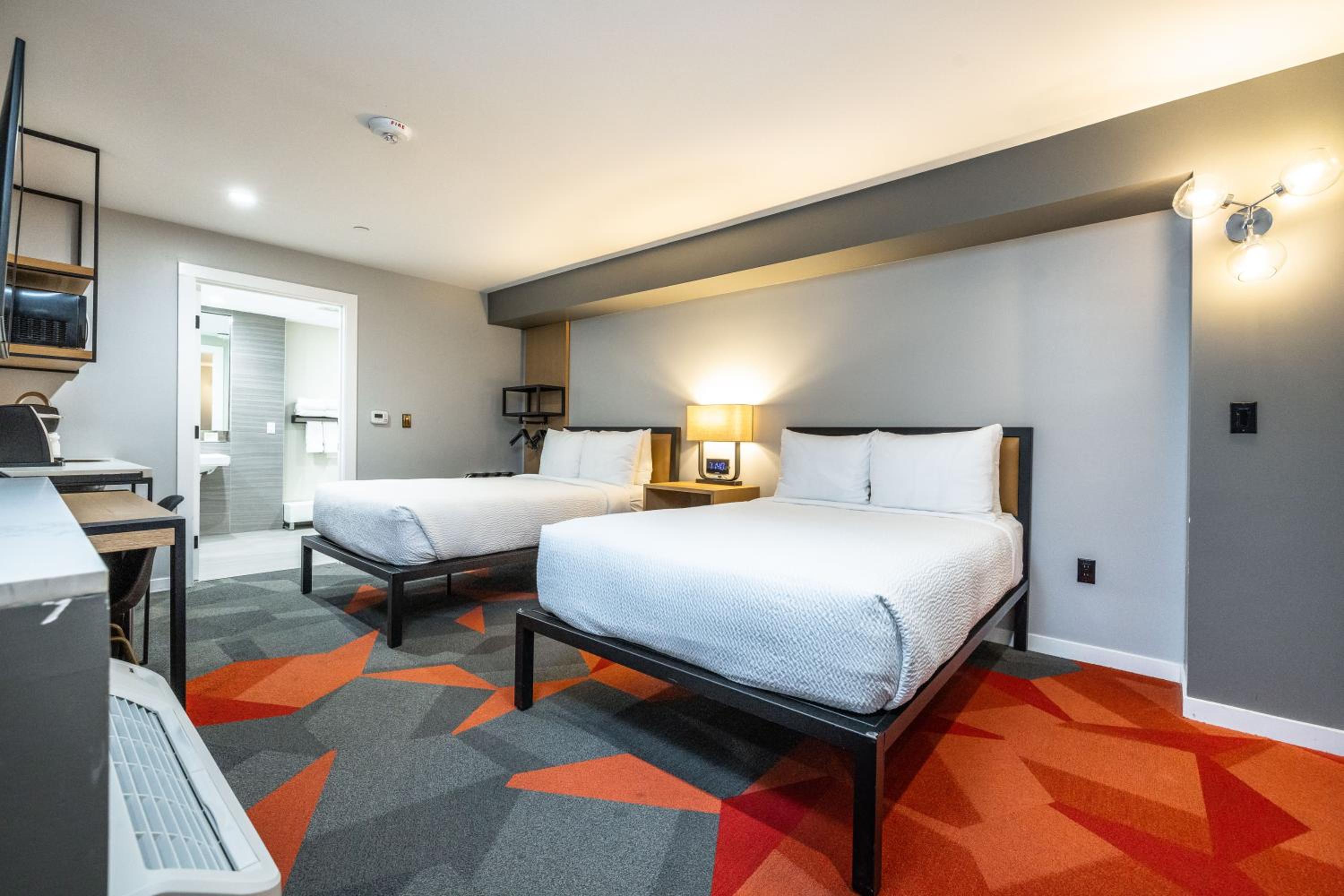 Double Room with Two Double Beds and Tub - Mobility and Hearing Accessible - Photo 9