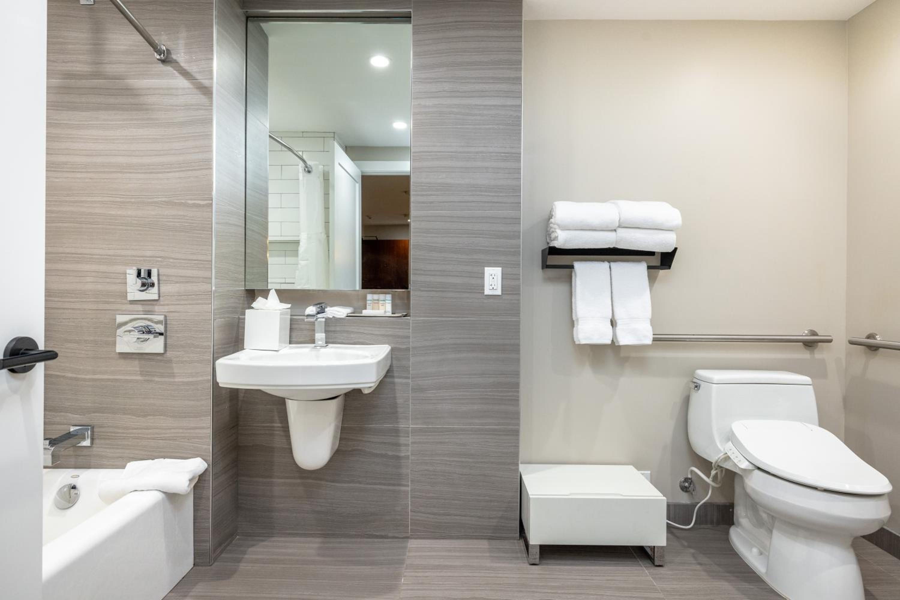 Double Room with Two Double Beds and Tub - Mobility and Hearing Accessible - Photo 10