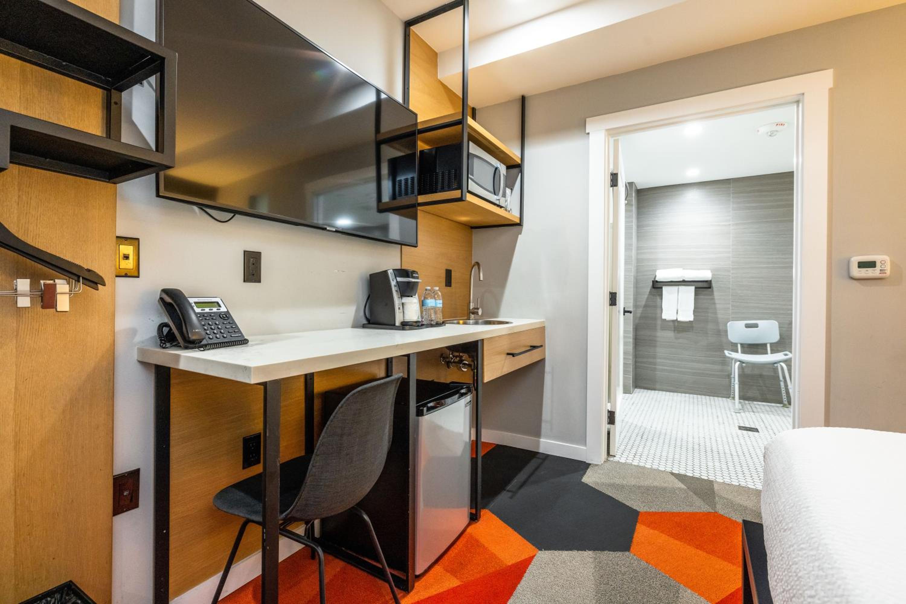 Double Room with Two Double Beds and Tub - Mobility and Hearing Accessible - Photo 4