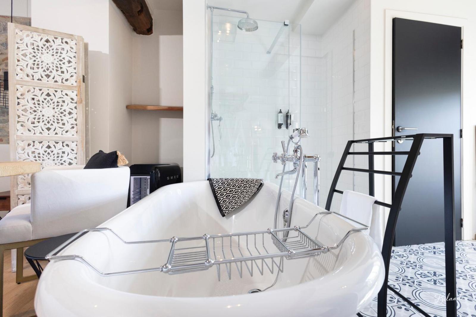 Deluxe Double Room with Bath photo 3