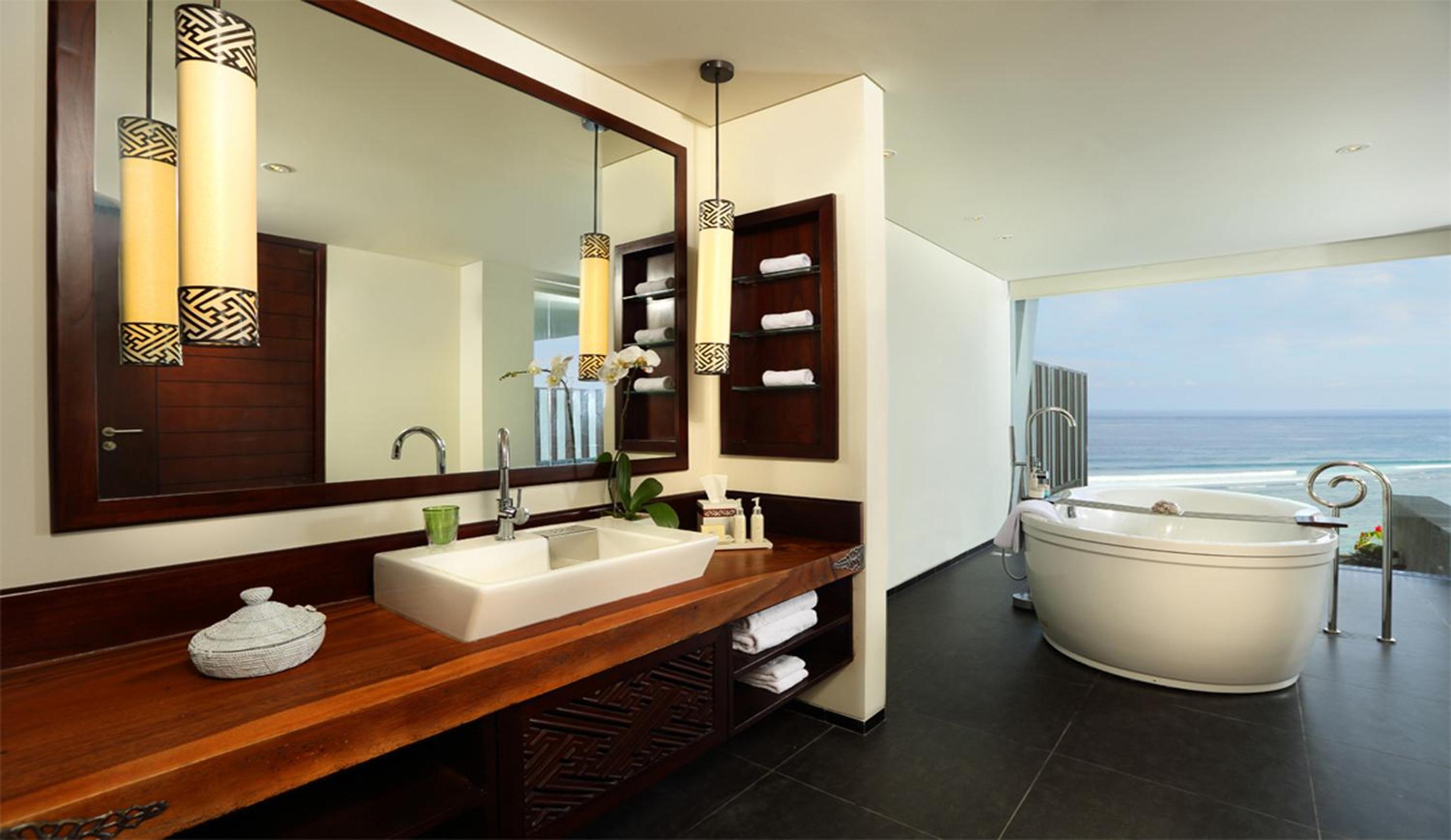 Honeymoon Ocean Front Suite - Free Benefit photo 3