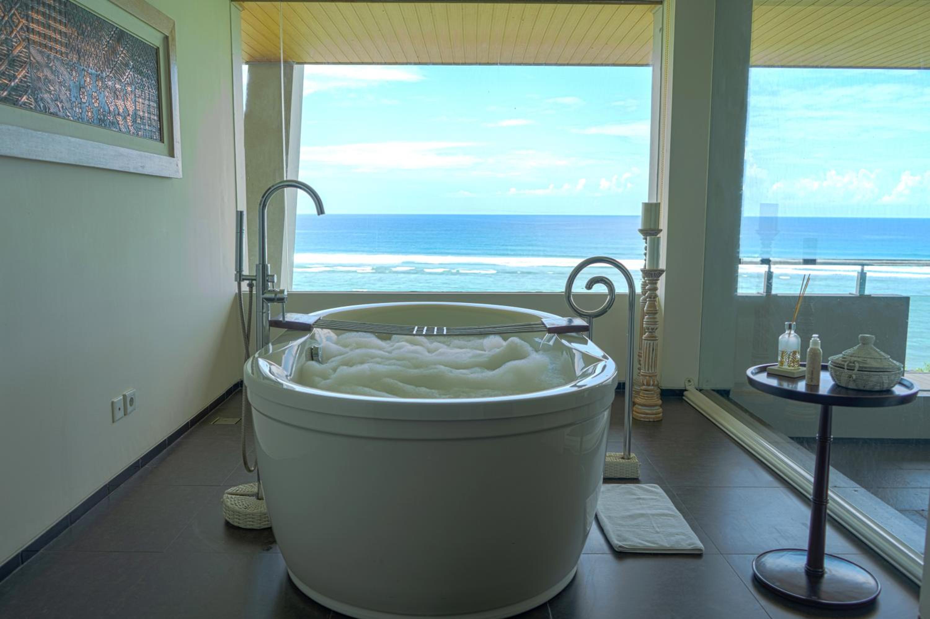 Honeymoon Ocean Front Suite - Free Benefit photo 2